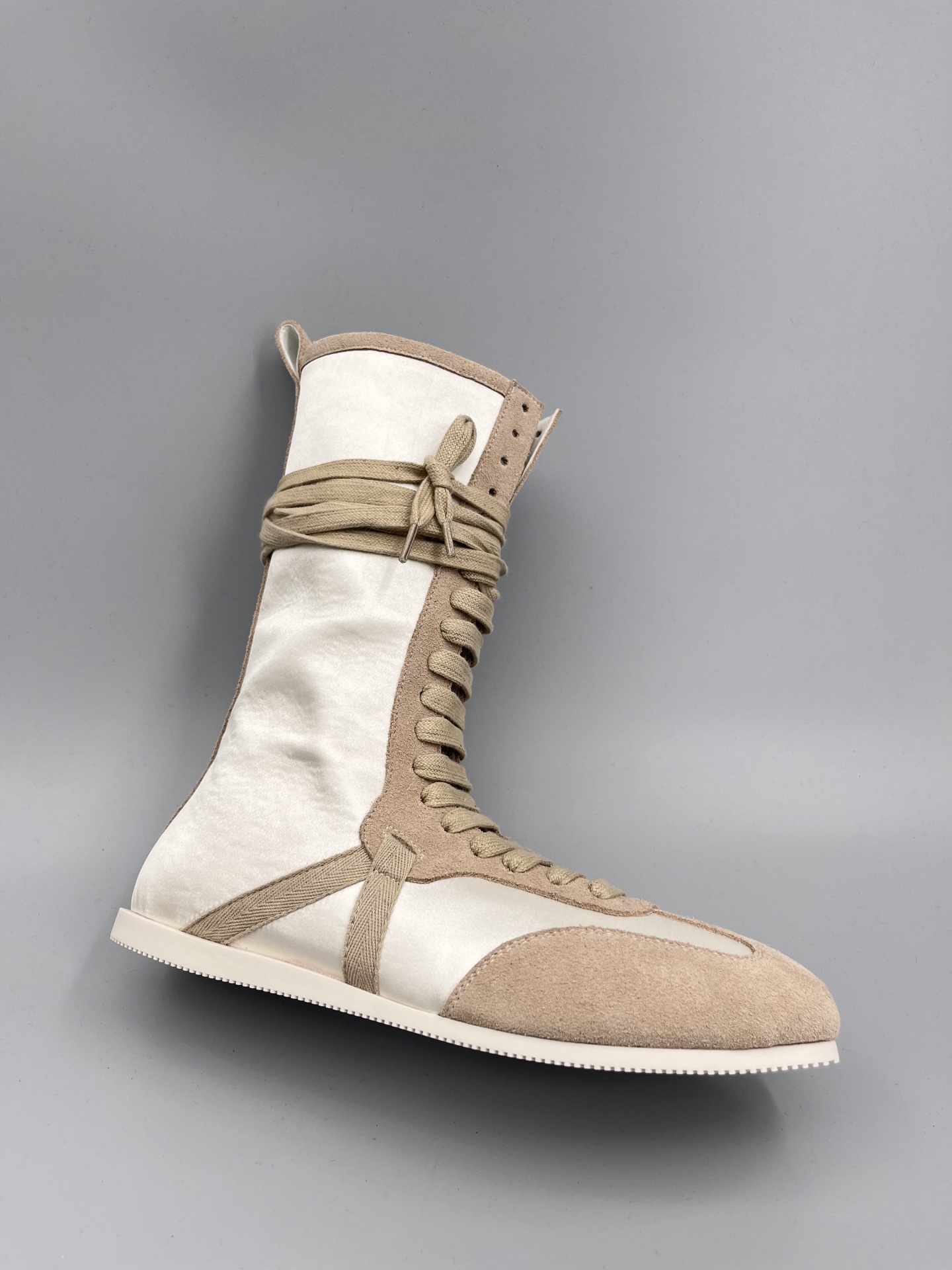 “Ann Demeulemeester Fall Winter Boots: Sporty, Retro, and Fashionable Design” - 图片 5