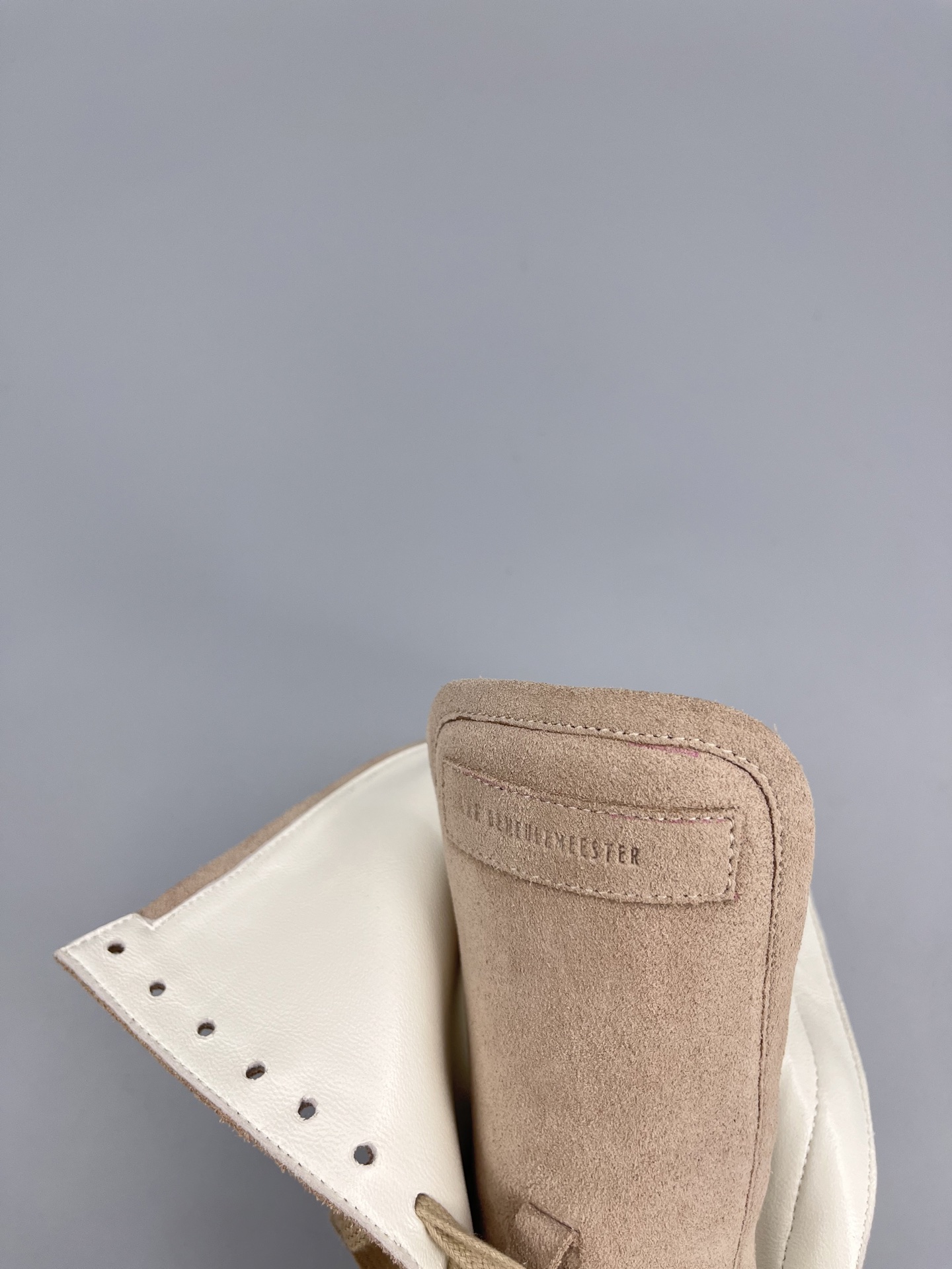 “Ann Demeulemeester Fall Winter Boots: Sporty, Retro, and Fashionable Design” - 图片 9