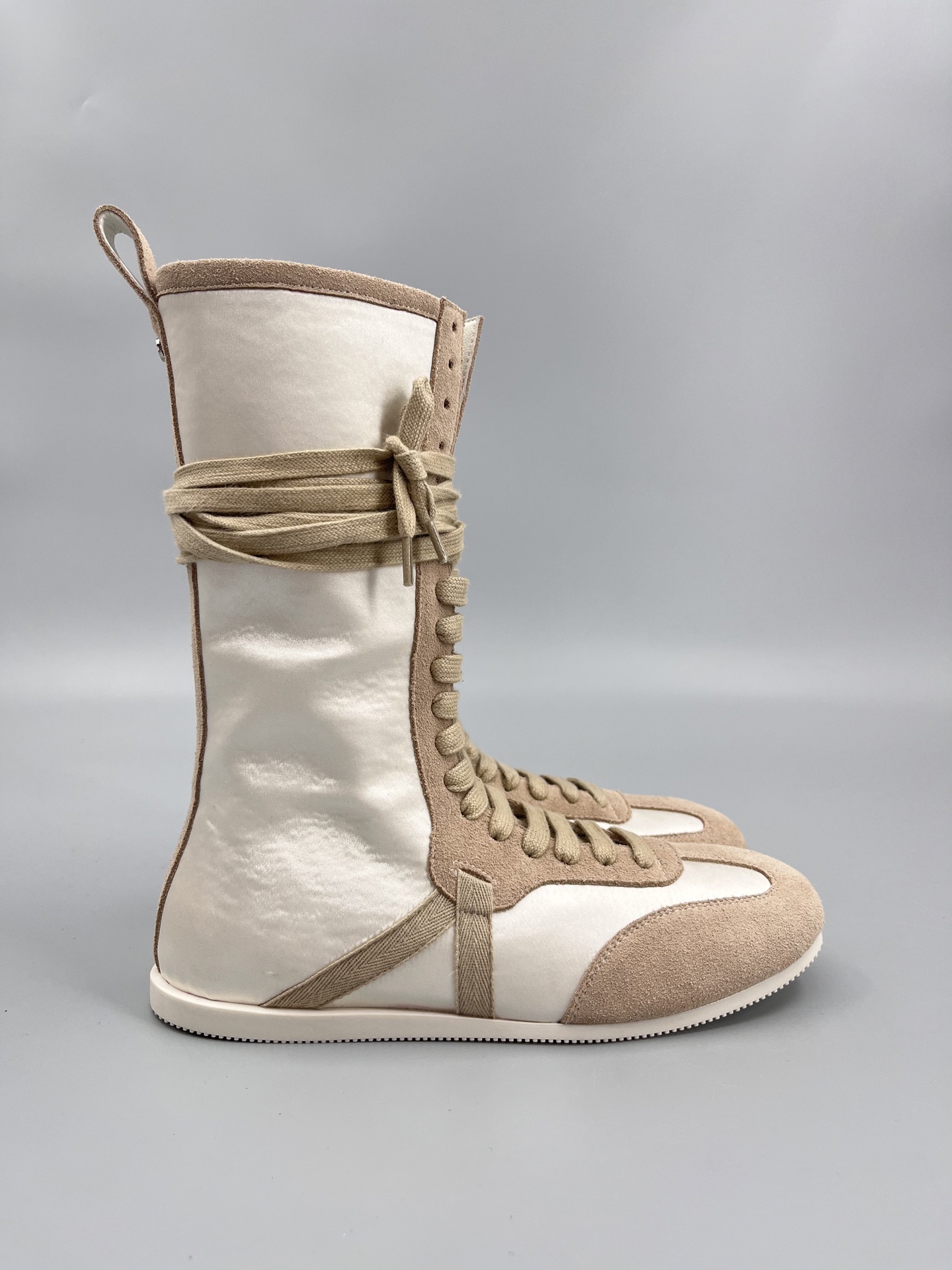 “Ann Demeulemeester Fall Winter Boots: Sporty, Retro, and Fashionable Design”