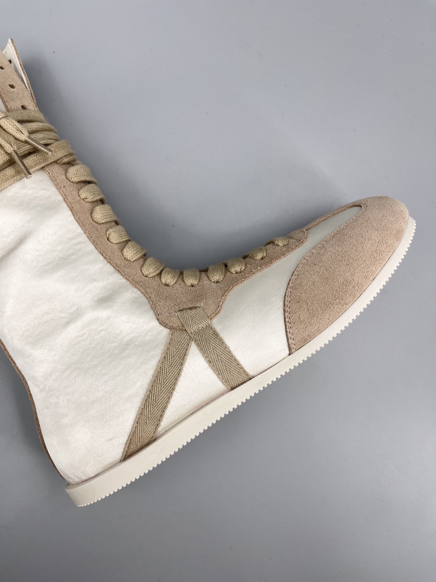 “Ann Demeulemeester Fall Winter Boots: Sporty, Retro, and Fashionable Design” - 图片 8