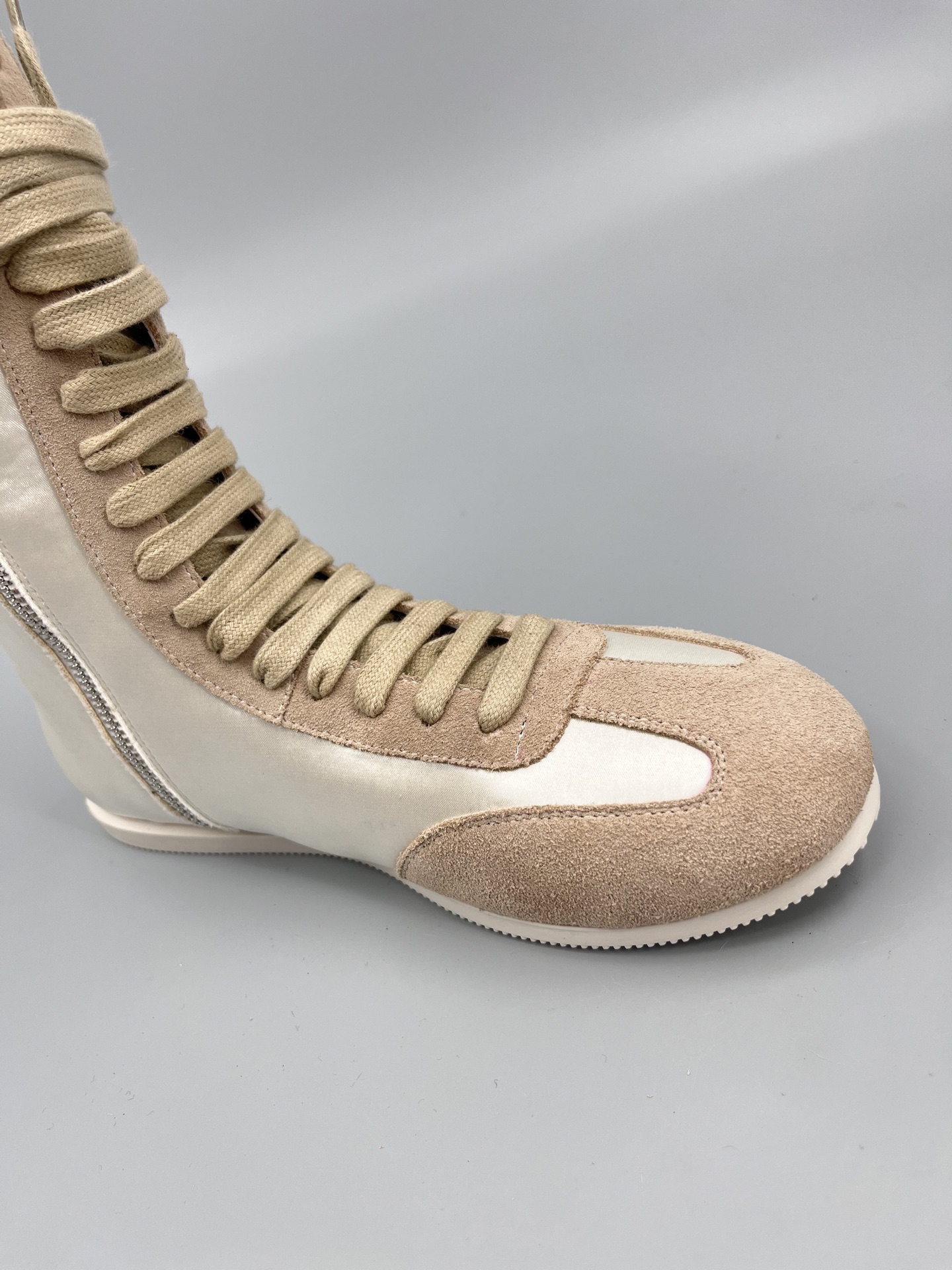 “Ann Demeulemeester Fall Winter Boots: Sporty, Retro, and Fashionable Design” - 图片 7