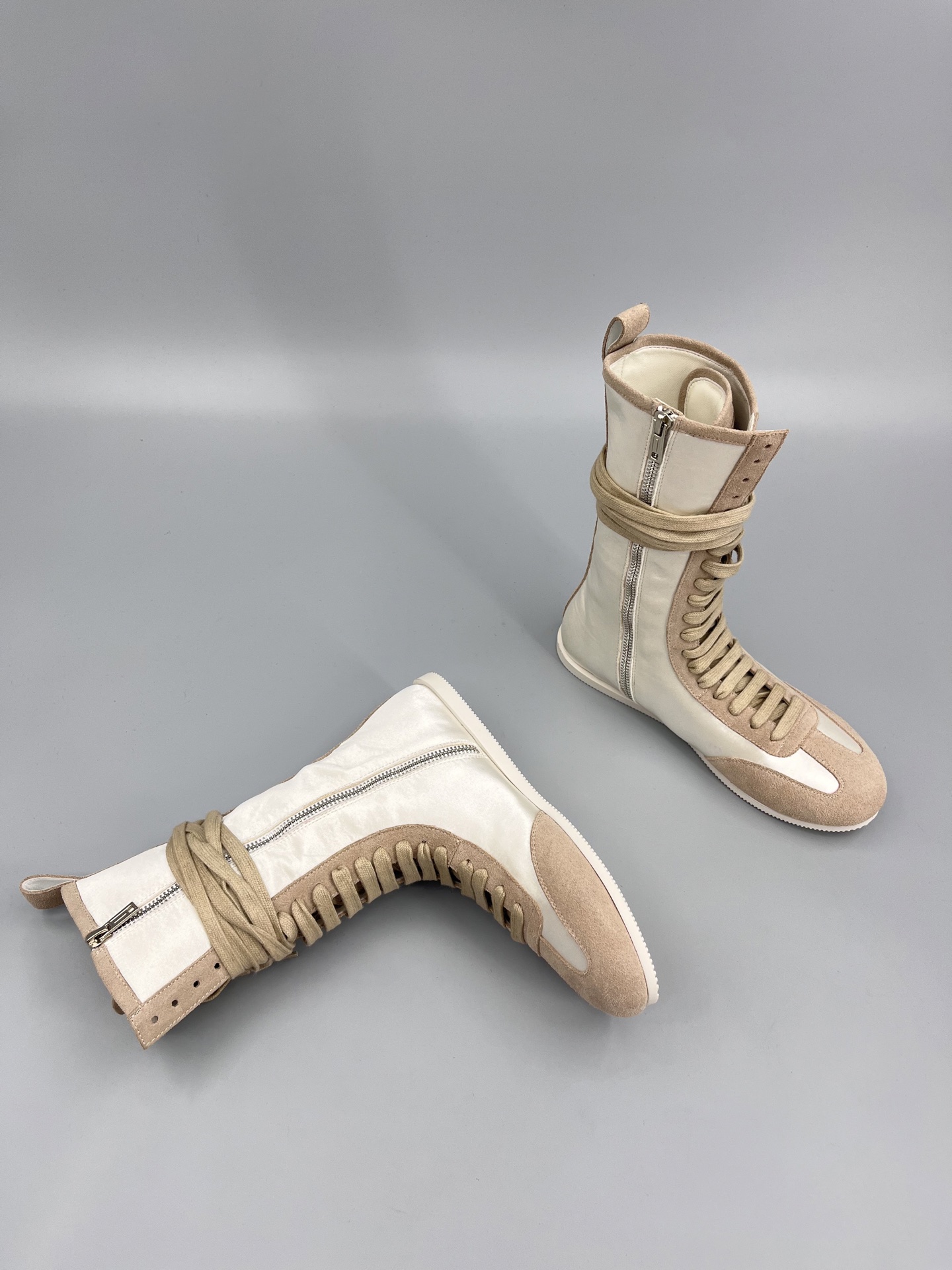“Ann Demeulemeester Fall Winter Boots: Sporty, Retro, and Fashionable Design” - 图片 2