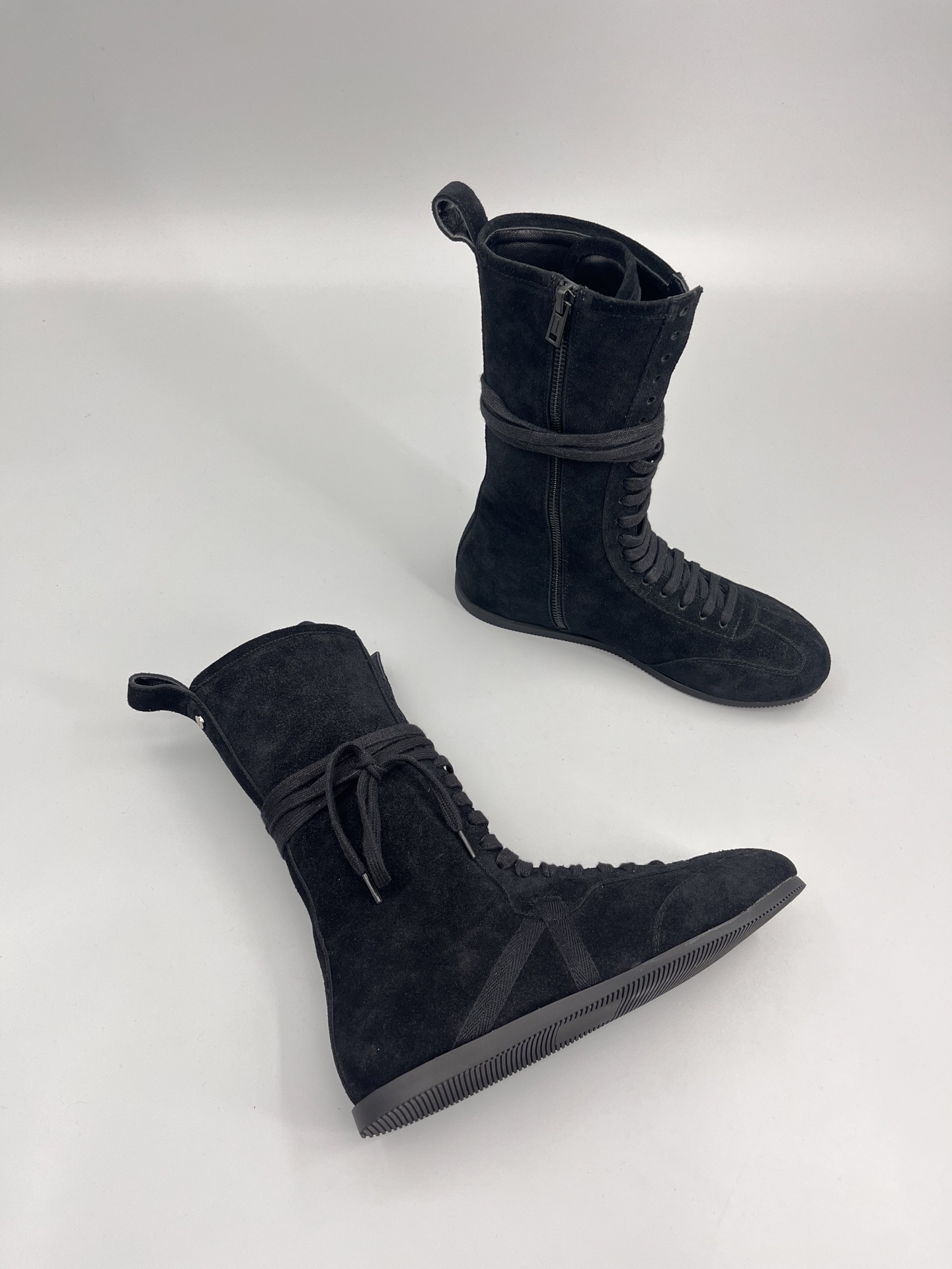 “Ann Demeulemeester Fall Winter Boots: Boxing and Sneaker Fusion for Sporty Retro ’80s Charm” - 图片 2