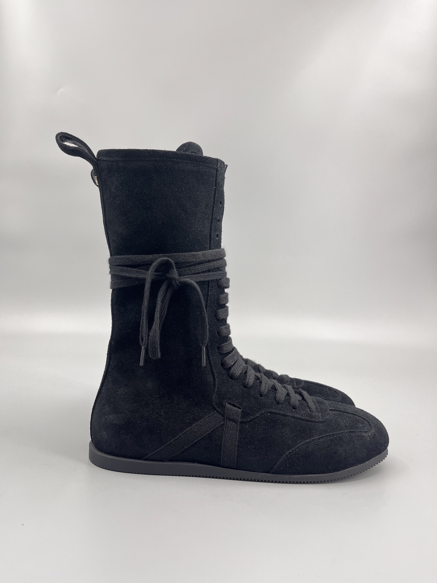 “Ann Demeulemeester Fall Winter Boots: Boxing and Sneaker Fusion for Sporty Retro ’80s Charm”