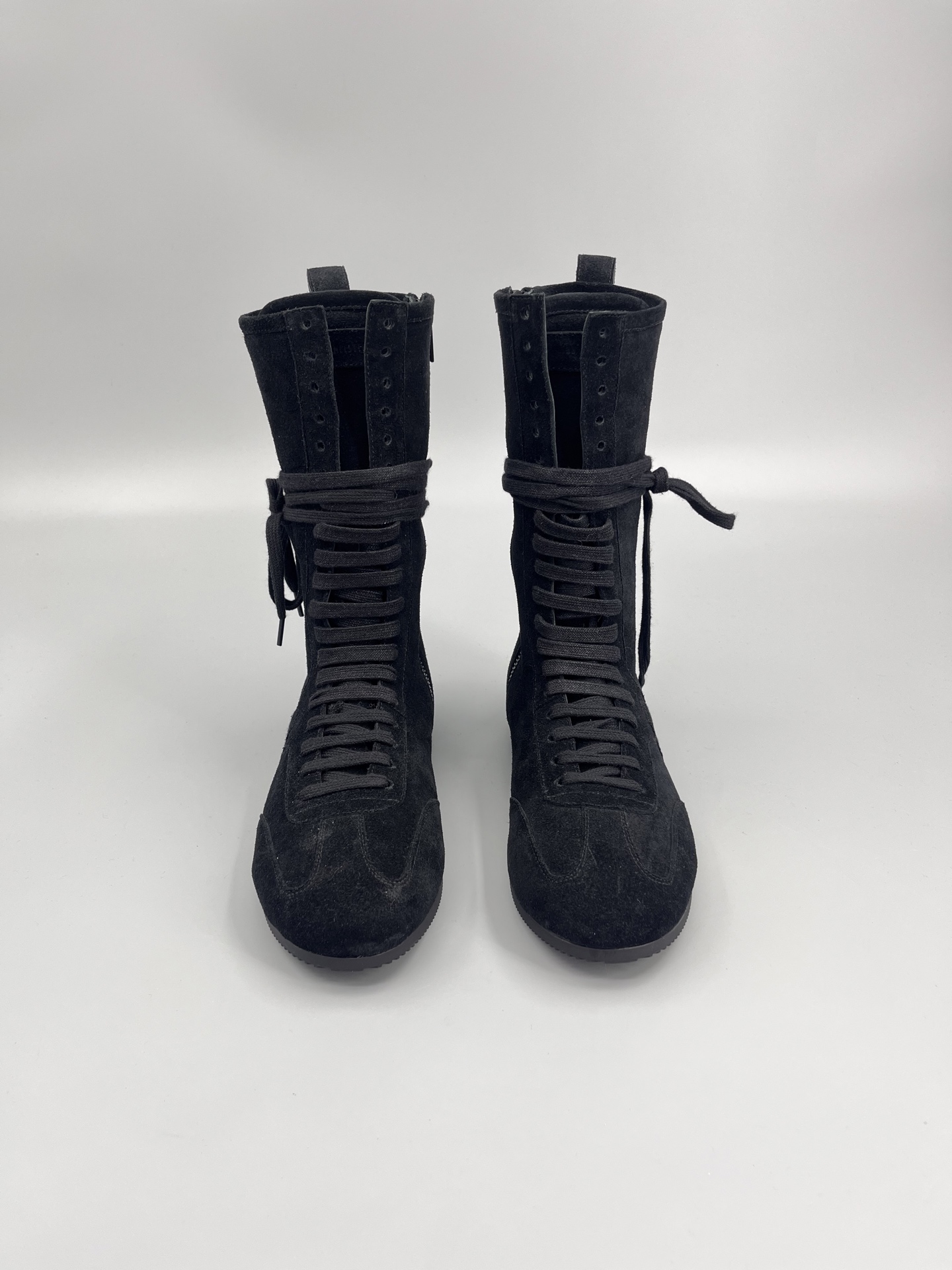 “Ann Demeulemeester Fall Winter Boots: Boxing and Sneaker Fusion for Sporty Retro ’80s Charm” - 图片 4