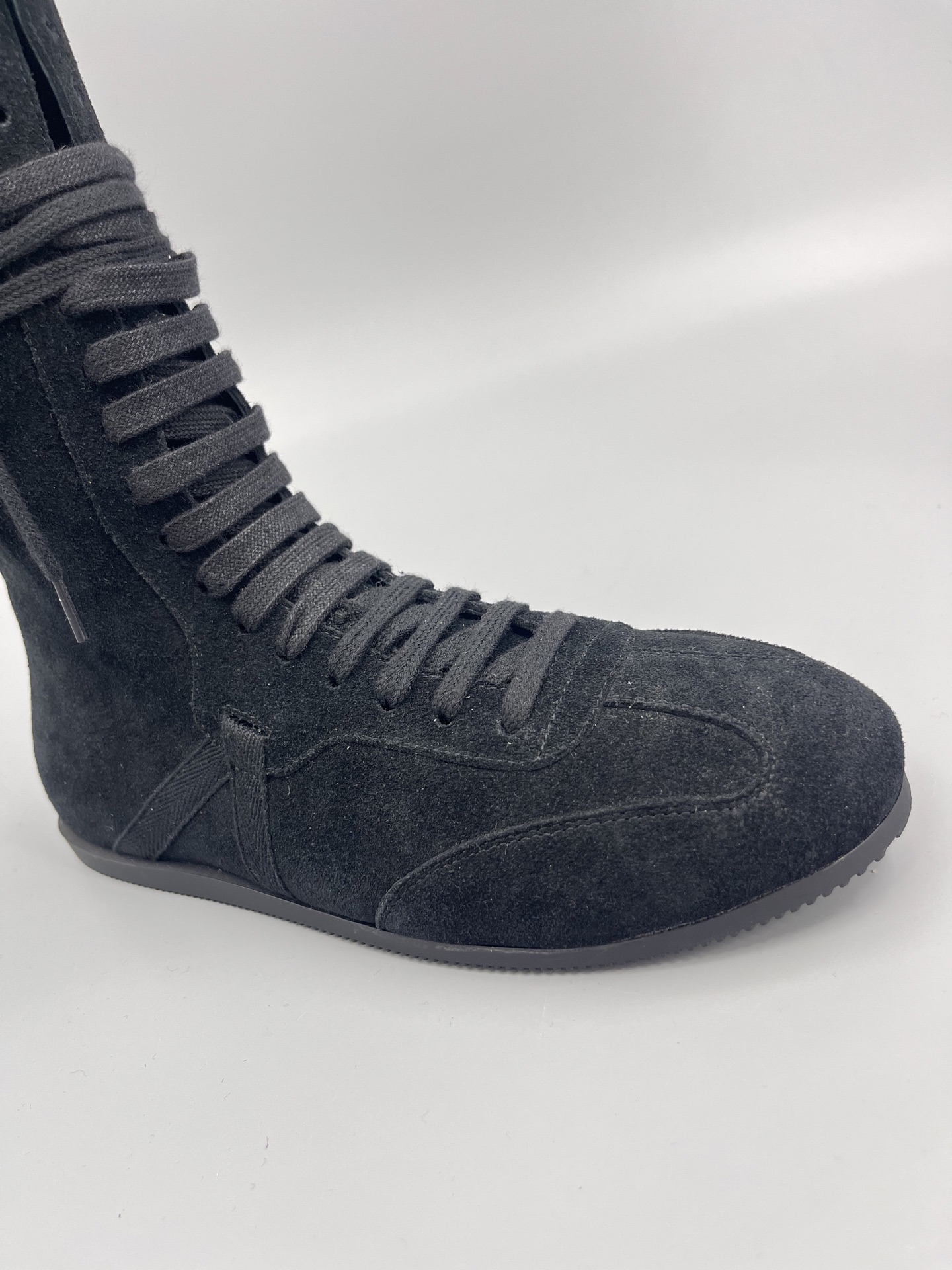“Ann Demeulemeester Fall Winter Boots: Boxing and Sneaker Fusion for Sporty Retro ’80s Charm” - 图片 8