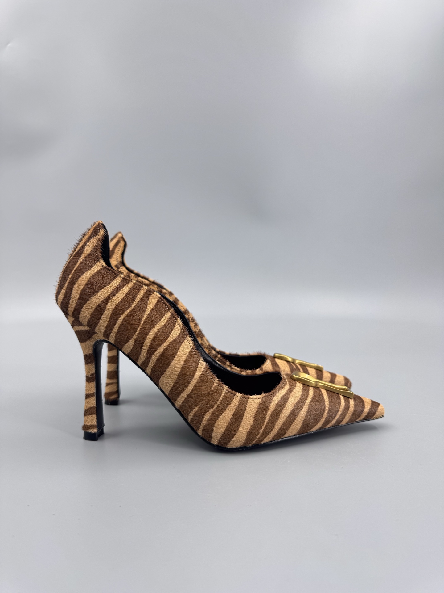 NO:724787,The highest version of the forgotten design master Elsa Schiaparelli. Chanel's lifelong rival, she is a designer often described as a 'genius'. Even in the Paris fashion industry in the 1930s, she was the undisputed overlord. Schiaparelli was the real celebrity in the circle at that time. The 'Venus' who led the avant-garde luxury trend, this talented designer that even Chanel was jealous of, was performed by many international celebrities.  Created countless classics with Dali, but few people know them now. Schiaparelli's beautiful special-shaped metal-decorated pumps. Upper sheepskin/patent leather. Sheepskin lining. Heel height 10cm. Size 35-39 (40.41. Order). Full set of original packaging, high heels, chanel, high heels, sheepskin, sheepskin.19860909最高版 被大众遗忘的设计大师 Elsa Schiaparelli艾尔莎·夏帕瑞丽 香奈儿一生的劲敌,她是常常会被人用‘天才’来形容的设计师即使在上世纪30年代的巴黎时装界 也是无可争议的霸主 当年夏帕瑞丽才是圈子里真正的红人 引领前卫奢华潮流的“维纳斯” 这位连香奈儿都嫉妒的天才设计师 超多国际大咖倾情演绎 与达利创造了无数经典,如今却鲜为人知 夏帕瑞丽schiaparelli绝美异形金属装饰浅口高跟鞋 鞋面羊京/漆皮 内里羊皮 跟高10cm 码数35-39（40.41.订） 包装全套原版包装,高跟鞋,chanel,high heels,sheepskin,sheep,Women's Shoes