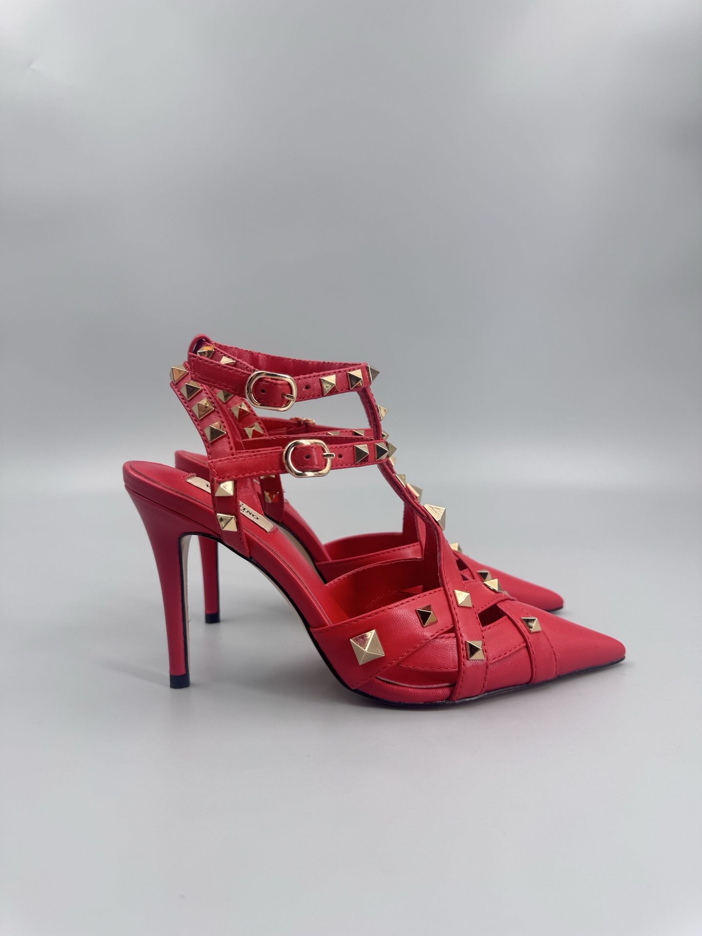 NO:724777,Valentino high heels decorated with metal studs and diamonds. Official color matching output [Valentino] Valentino luxury rhinestone heels fashion shoe series Garavani VLogo Signature series pointed toe sandals. New colors synchronized with fashion week shows. Classic and versatile, metal studs and metal buckle decoration, playful and sexy. Original customized cowhide upper. Original metal buckle mold. Genuine leather sole. Heel height: 10.5cm.  Size 35-40 (40.41 no return) Packaging Valentino full set of packaging, high heels, valentino, valentino, sandals, high heels, cowhide19860909金属钉满钻装饰华伦天奴高跟 配色官方同步输出【Valentino】 华伦天奴奢华水钻跟鞋时装鞋系列Garavani VLogo Signature系列 尖头凉鞋 时装周秀场同步新配色 经典百搭,金属钉加持金属扣装饰,俏皮又性感 鞋面原版定制牛皮 金属扣原版开模 鞋底真皮 跟高:10.5cm 码数35-40（40.41无退换） 包装华伦天奴全套包装,高跟鞋,valentino,valentino,sandals,high heels,cowhide,Women's Shoes