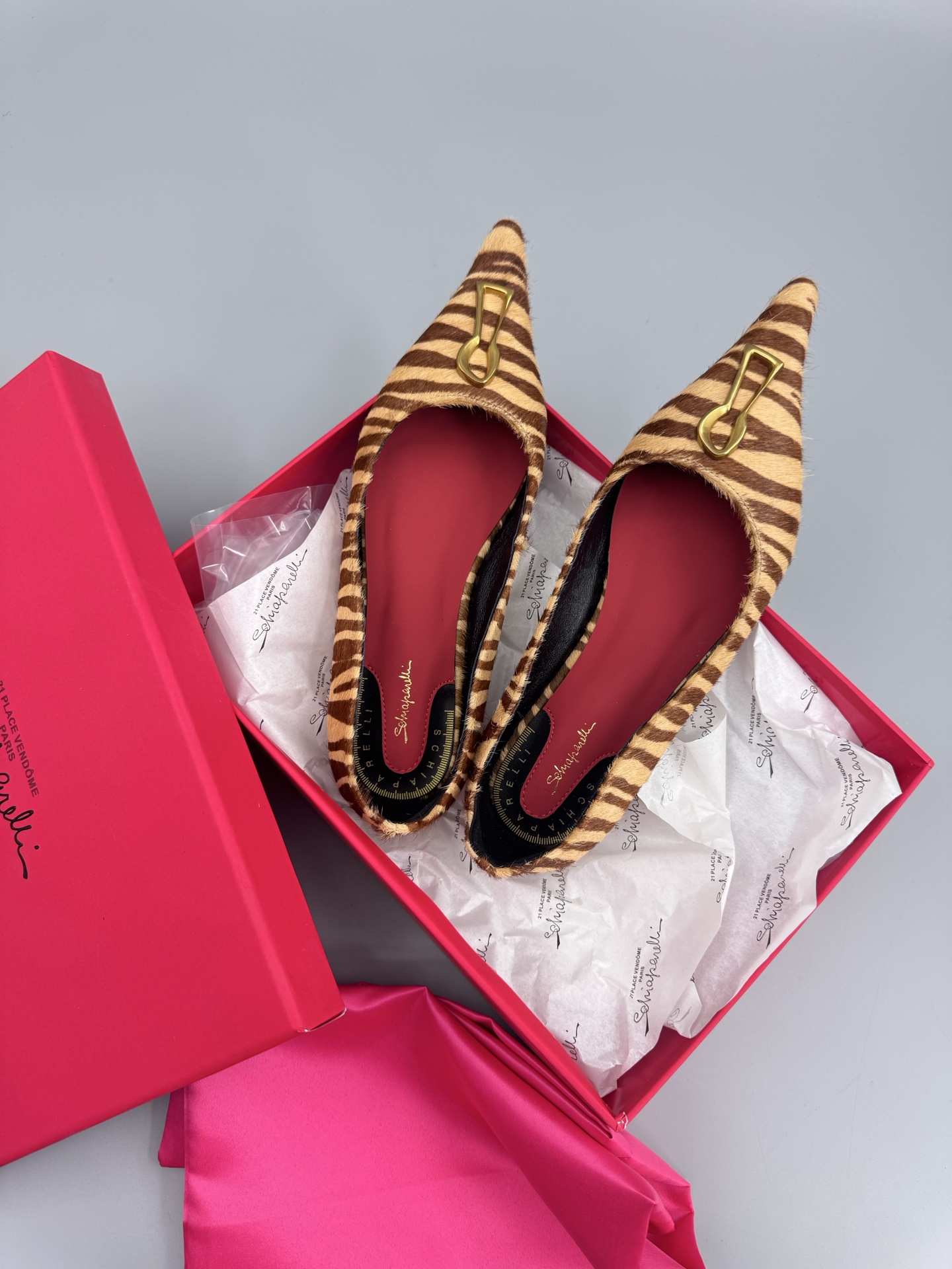 NO:724790,The highest version of the forgotten design master Elsa Schiaparelli. Chanel's lifelong rival, she is a designer often described as a 'genius'. Even in the Paris fashion industry in the 1930s, she was the undisputed overlord. Schiaparelli was the real celebrity in the circle at that time. The 'Venus' who led the avant-garde luxury trend, this talented designer that even Chanel was jealous of, was performed by many international celebrities.  Created countless classics with Dali, but few people know them now. Schiaparelli's beautiful special-shaped metal-decorated pumps. Upper sheepskin/patent leather. Sheepskin lining. High flat bottom. Size 35-39 (40.41. Order). Full set of original packaging, single shoes, chanel, high heels, sheepskin, sheep.19860909最高版 被大众遗忘的设计大师 Elsa Schiaparelli艾尔莎·夏帕瑞丽 香奈儿一生的劲敌,她是常常会被人用‘天才’来形容的设计师即使在上世纪30年代的巴黎时装界 也是无可争议的霸主 当年夏帕瑞丽才是圈子里真正的红人 引领前卫奢华潮流的“维纳斯” 这位连香奈儿都嫉妒的天才设计师 超多国际大咖倾情演绎 与达利创造了无数经典,如今却鲜为人知 夏帕瑞丽schiaparelli绝美异形金属装饰浅口高跟鞋 鞋面羊京/漆皮 内里羊皮 跟高平底 码数35-39（40.41.订） 包装全套原版包装,单鞋,chanel,high heels,sheepskin,sheep,Women's Shoes