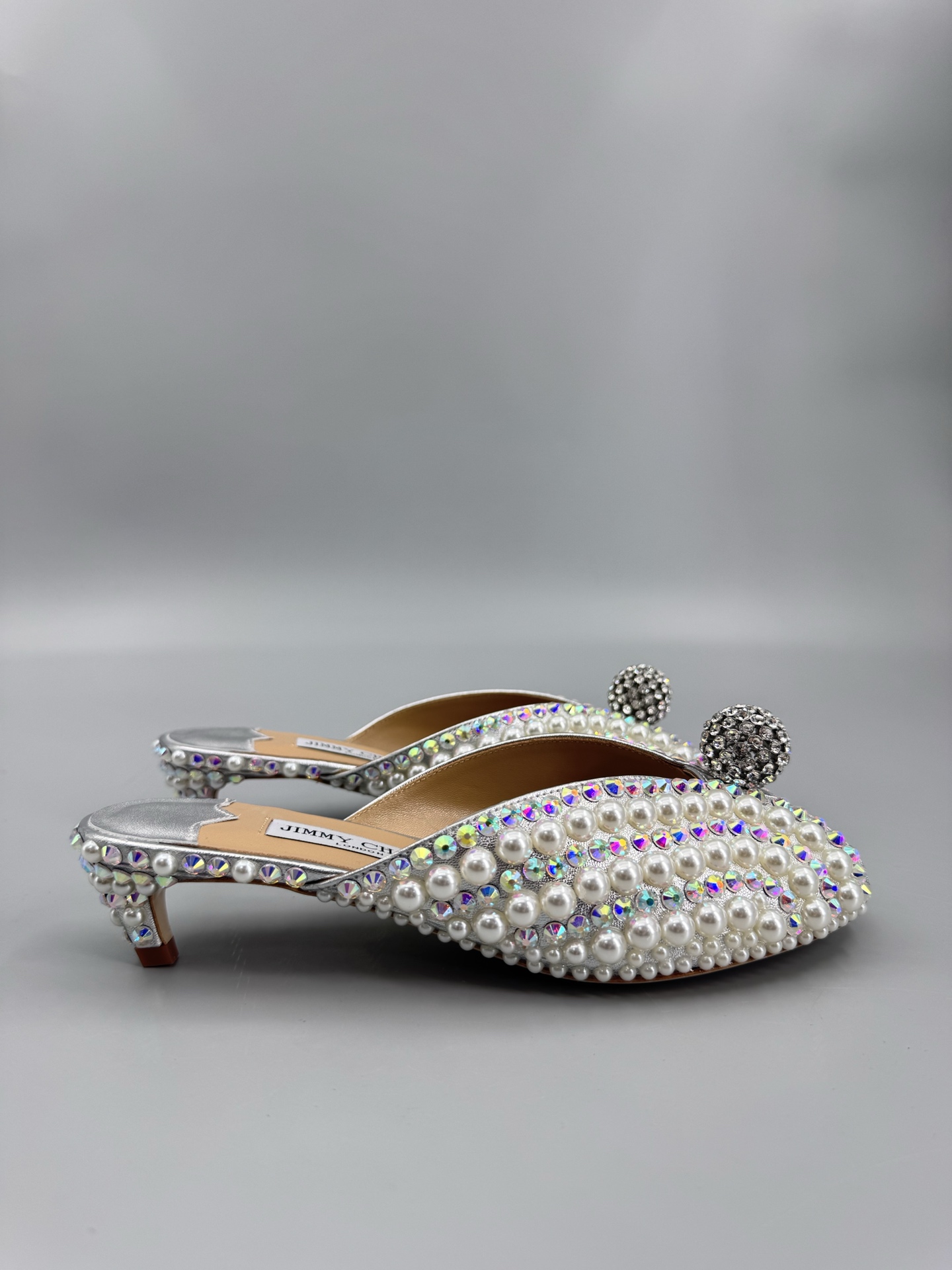 NO:724798,JIMMY CHOO (Jimmy Choo) pure handmade pearl hot diamond series This series is specially designed for extraordinary and indifferent ladies to create a unique overall effect. Jimmy Choo designs products that inspire women to move forward and highlight their charm. 1 Fabric: Imported sheepskin hand-glued diamond-pearl 2 Lining Imported Italian lambskin super soft and delicate 3 Outsole Imported Italian original original color genuine leather outsole Heel height 6.5 4 numbers  35 to 39 (34.40.41.42.customized),high heels,jimmy choo,jimmy choo,high heels,sheepskin,Leather soles19860909JIMMY CHOO(吉米周) 纯手工制作珍珠烫钻系列 该系列专为超凡绝伦、无所谓的女士而设计,从而打造出别致的整体效果,Jimmy Choo 设计出激发女性一往无前的产品彰显魅力  1面料:进口羊皮手工粘钻-珍珠 2内里 进口意制小羊皮超级柔软细腻  3大底 进口意大利原版原色真皮大底 跟高6.5 4码数 35一39(34.40.41.42.定制),高跟鞋,jimmy choo,jimmy choo,high heels,sheepskin,Leather soles,Women's Shoes