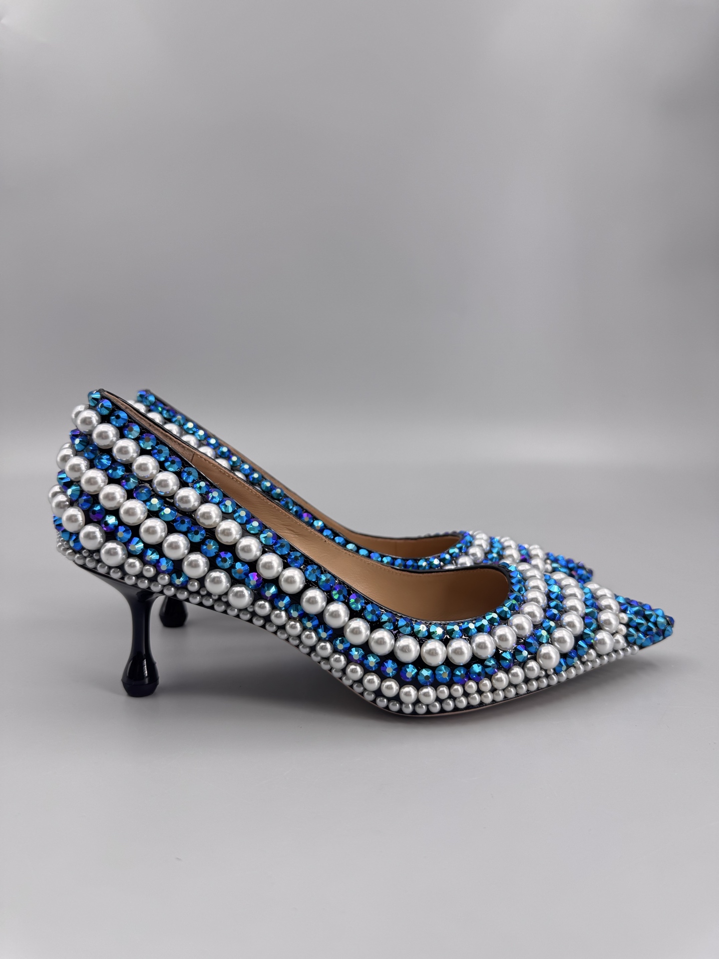 NO:724805,JIMMY CHOO (Jimmy Choo) pure handmade pearl hot diamond series This series is specially designed for extraordinary and indifferent ladies to create a unique overall effect. Jimmy Choo designs products that inspire women to move forward and highlight their charm. 1 Fabric: Imported sheepskin hand-glued diamond-pearl 2 Lining Imported Italian lambskin super soft and delicate 3 Outsole Imported Italian original original color genuine leather outsole Heel height 6.5cm 4 sizes  35 to 39 (34.40.41.42.customized),high heels,jimmy choo,jimmy choo,high heels,sheepskin,Leather soles19860909JIMMY CHOO(吉米周) 纯手工制作珍珠烫钻系列 该系列专为超凡绝伦、无所谓的女士而设计,从而打造出别致的整体效果,Jimmy Choo 设计出激发女性一往无前的产品彰显魅力  1面料:进口羊皮手工粘钻-珍珠 2内里 进口意制小羊皮超级柔软细腻  3大底 进口意大利原版原色真皮大底 跟高6.5cm 4码数 35一39(34.40.41.42.定制),高跟鞋,jimmy choo,jimmy choo,high heels,sheepskin,Leather soles,Women's Shoes