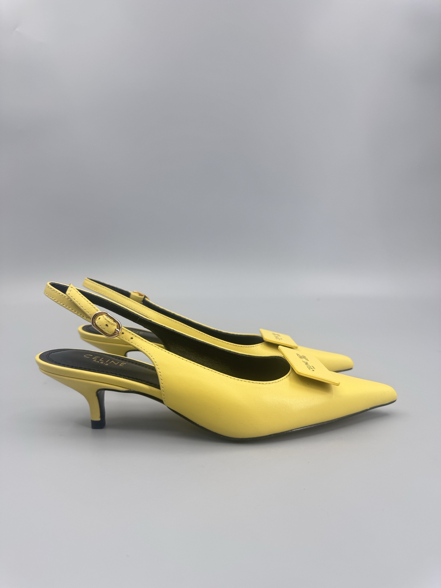 NO:724809,Celine's new cat-heeled sandals, top quality, purchase level, FW/2026 upgraded version, waxed calfskin on the line, CELINE/Celine's 2026 new Arc de Triomphe pointed-toe high-heeled sandals, Arc de Triomphe British style, simple and elegant, fashionable and timeless, a classic that will never fade away in the fashion circle, retro British style, allowing you to wear a different temperament. Versus logo, increase height and lengthen legs in seconds, upper calf  Grained cowhide lining, size 35-40, original custom sole, high heels, celine, celine, sandals, high heels, cowhide19860909Celine赛琳新款猫跟凉鞋 顶级品质 代购级别 FW/2026升级版 选材蜡感胎小牛皮上线 CELINE/赛琳2026新款凯旋门尖头高跟凉鞋 凯旋门英伦风简约大气时髦耐看不过时 是时尚圈永不退潮的经典所在,复古的英伦风格,让你穿出不一样的气质对版logo 增高秒变长腿 鞋面头层小牛 内里粒面牛皮 尺码35-40 鞋底原版定制鞋底,高跟鞋,celine,celine,sandals,high heels,cowhide,Women's Shoes