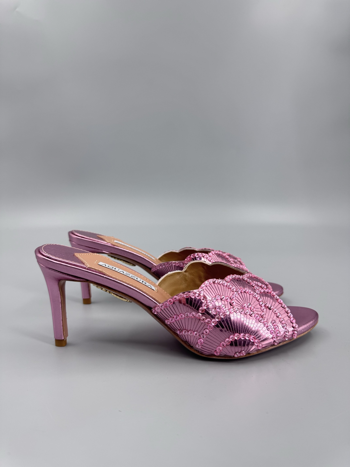 NO:724785,2026 new upgrade, new color AQUAZZURA big pineapple sequin decorated laser high heels, 2025 spring and summer latest butterfly decorated thick heel sandals, the upper feet are super elegant, simple and fashionable, too flashy and beautiful, the beauty reaches a new height!  Cross design, full of fashion sense. Simple version and strap design. Big bloggers from all over the world are wearing it. ZP develops and customizes the correct fabric. With super flashy new upgraded sequin decoration. Height 8.5cm. Material imported sheepskin. Sole imported genuine leather outsole. Butterfly original one-to-one customization. Number of yards 36-39 (35.40.41.42 can be customized). Full set of original packaging, high heels, sandals, high heels, sheepskin, leather.  soles198609092026新升级,新配色AQUAZZURA大菠萝亮片装饰激光高跟鞋 2025春夏最新款蝴蝶装饰粗跟凉鞋 上脚超级有气质· 既简洁又时髦 太闪太美啦 美出出新高度！ 交叉设计,时尚感满满 简约版型,绑带设计 各路大博主都纷纷上脚 ZP开发、订制正确面料 搭配超闪全新升级亮片装饰 高度8.5cm 材料进口羊皮 鞋底进口真皮大底 蝴蝶原版一比一定制 码数36-39（35.40.41.42可定做） 包装全套原版包装,高跟鞋,sandals,high heels,sheepskin,Leather soles,Women's Shoes