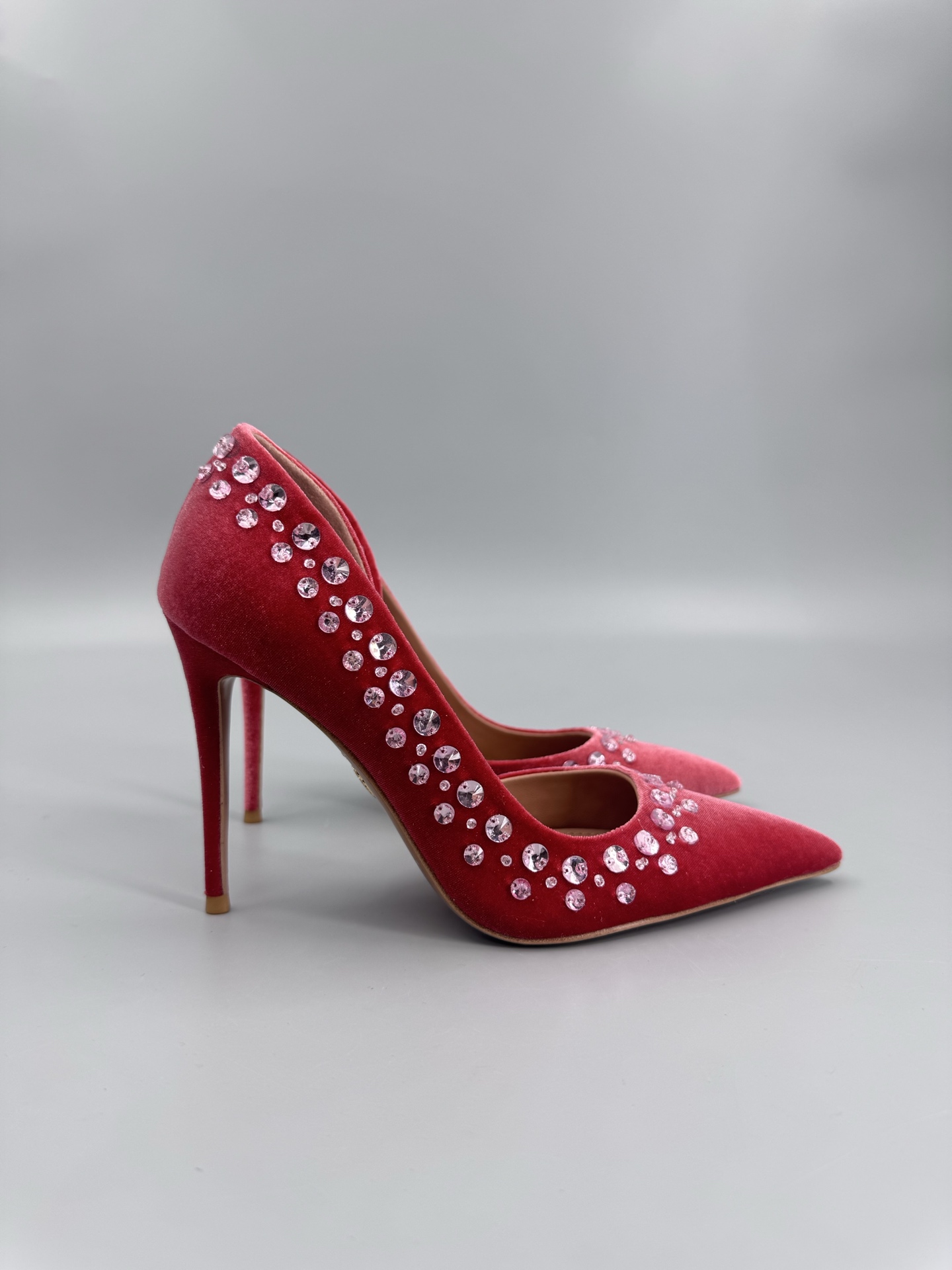 NO:724788,AQUAZZURA's purely hand-stitched crystal sequin-decorated laser high-heeled shoes are the latest 2025 spring and summer butterfly-decorated thick-heeled sandals. The upper feet are super elegant, simple and fashionable, too flashy and beautiful, and the beauty reaches new heights!  Cross design, full of fashion sense. Simple version and strap design. Big bloggers from all over the world are wearing it. ZP develops and customizes the correct fabric. With super flashy new upgraded sequin decoration. Height 10.5cm. Material imported velvet. Sole imported leather outsole. Butterfly original one-to-one customization. Number of yards 36-39 (35.40.41.42 can be customized). Full set of original packaging, high heels, sandals, high heels, Leather soles.19860909AQUAZZURA纯手工缝制水晶亮片装饰激光高跟鞋 2025春夏最新款蝴蝶装饰粗跟凉鞋 上脚超级有气质· 既简洁又时髦 太闪太美啦 美出出新高度！ 交叉设计,时尚感满满 简约版型,绑带设计 各路大博主都纷纷上脚 ZP开发、订制正确面料 搭配超闪全新升级亮片装饰 高度10.5cm 材料进口丝绒 鞋底进口真皮大底 蝴蝶原版一比一定制 码数36-39（35.40.41.42可定做） 包装全套原版包装,高跟鞋,sandals,high heels,Leather soles,Women's Shoes