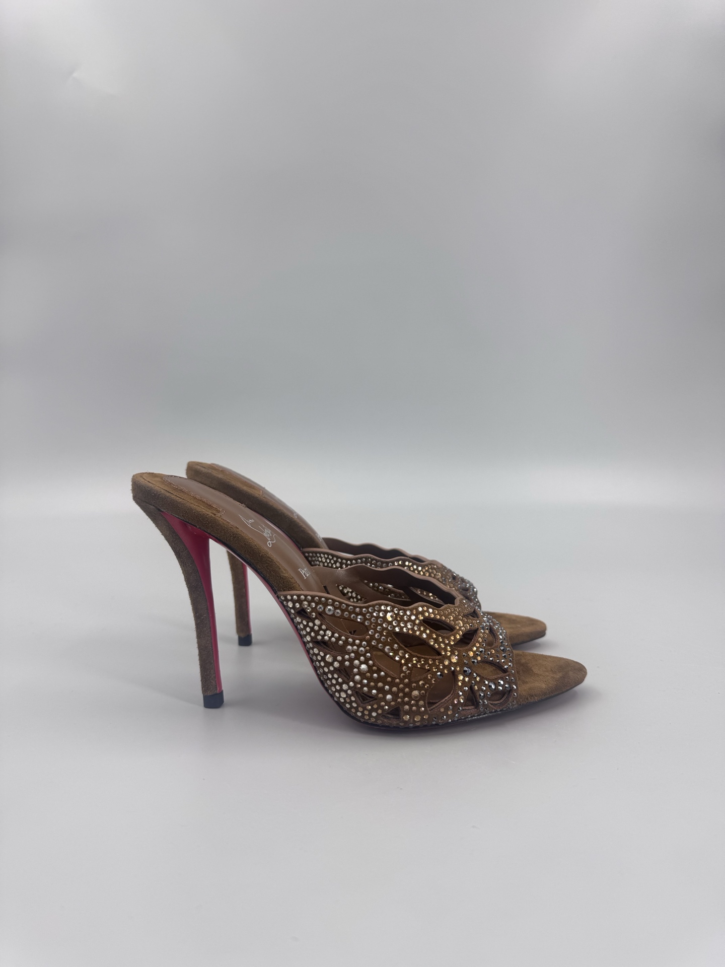 NO:724792,Top version of Christian Louboutin | 2025s original CL brand new show high heels~ Fashion catwalk red-soled sandals New red-soled metal and fiery rose high-heeled shoes There is nothing to say, they are completely beautiful and crazy #fatal temptation Material imported Yangjing hot diamonds Lining sheepskin outsole Original imported top genuine leather outsole Size 35–42 (35.40.41.42) Customized and non-refundable Heel height 10cm, high heels, sandals, high  heels,sheepskin,sheep,leather soles19860909顶级版Christian Louboutin | 2025s原版CL全新秀款高跟鞋～ 时装走秀红底凉鞋 新款红底金属跟火红玫瑰高跟鞋 没什么好说的就是一整个美疯#致命的诱惑 材质进口羊京烫钻 内里羊皮里 大底原版进口顶级真皮大底 Size35–42（35.40.41.42）订做不退换 跟高10cm,高跟鞋,sandals,high heels,sheepskin,sheep,Leather soles,Women's Shoes