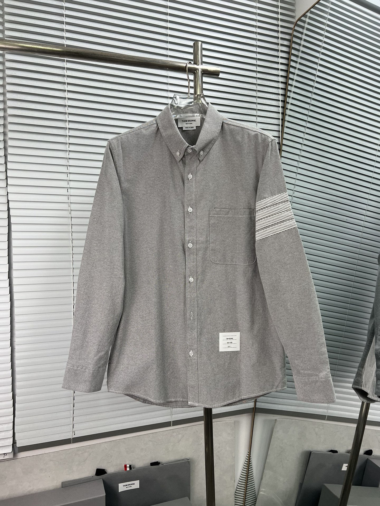THOM BROWNE Camisa de manga larga con rayas grises de cuatro líneas. Saber vestir una camisa realmente puede …