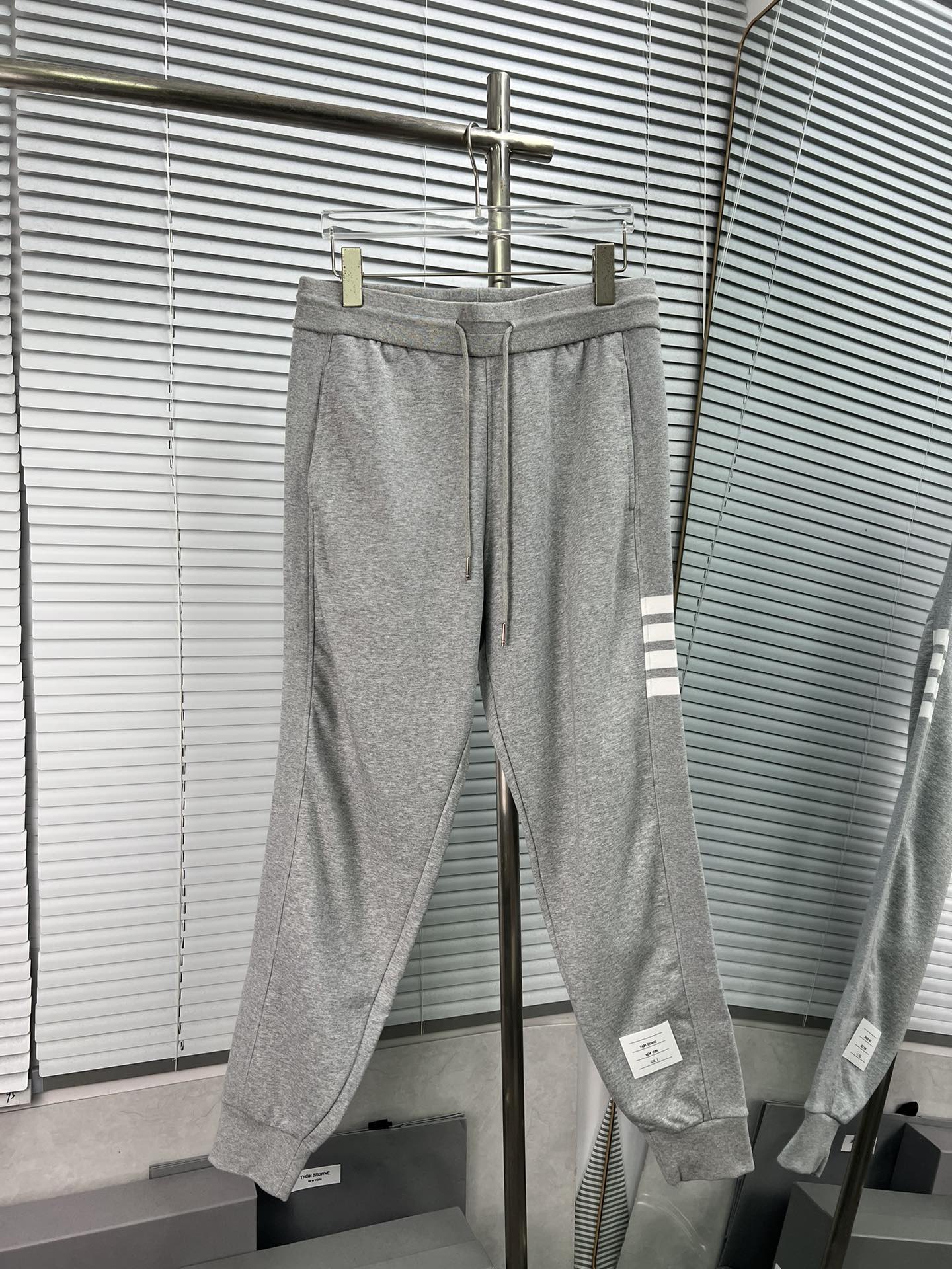 Pantalones de chándal con cuatro barras laterales de THOM BROWNE, ¡versión nueva mejorada! Mejor tacto y más …
