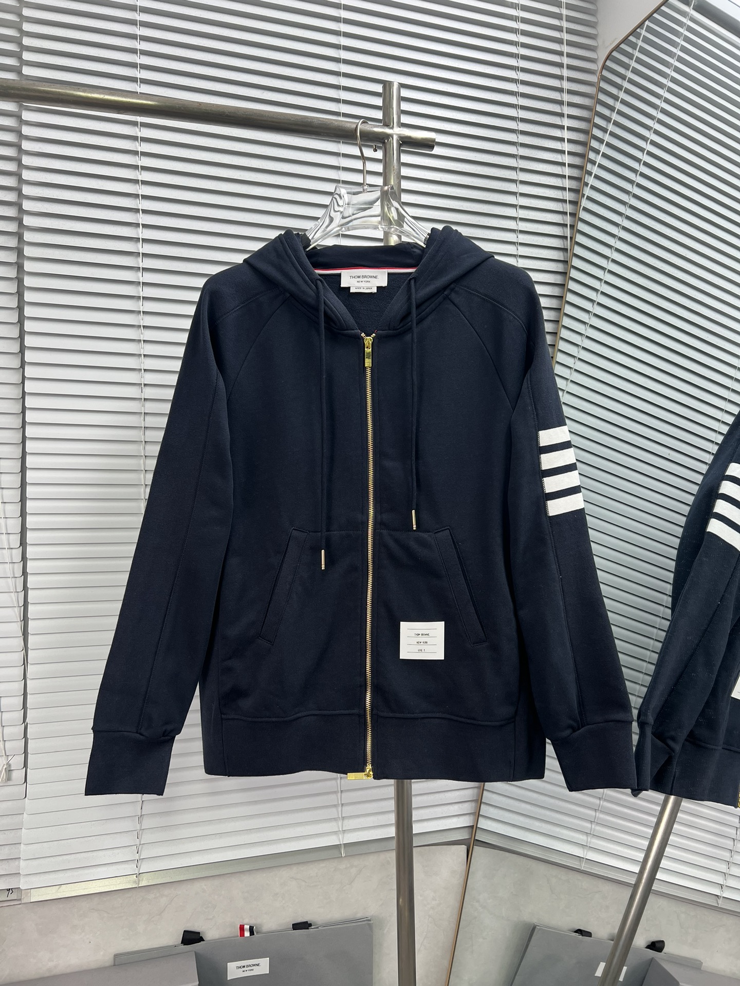 Chaqueta con capucha y cremallera con paneles de cuatro barras laterales de THOM BROWNE. Tejido de algodón puro de 420 …