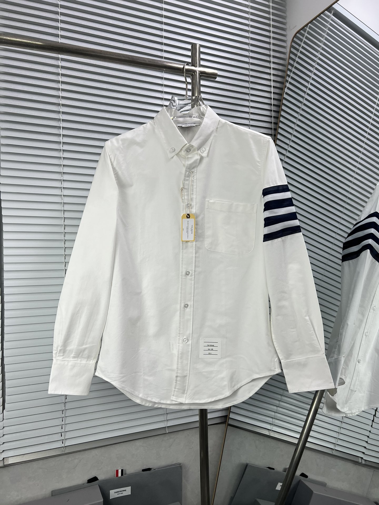 THOM BROWNE Camisa | Camisa de manga larga de malla con cuatro rayas, 100% algodón Oxford, con paneles de malla y rayas…