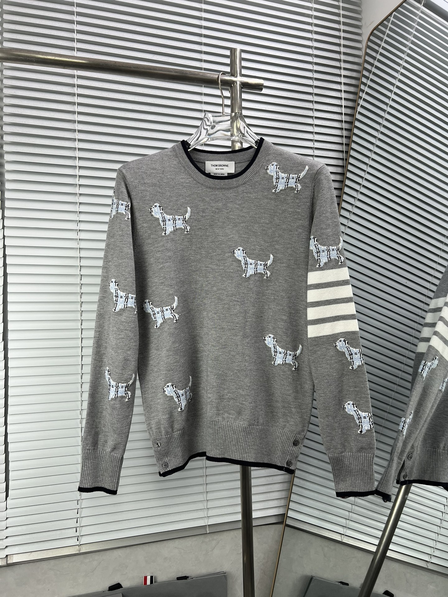 Thom Browne suéter de cuello redondo con perro intarsia y cuatro rayas, color: gris, azul marino, tallas: (1 2 3 4). Te…