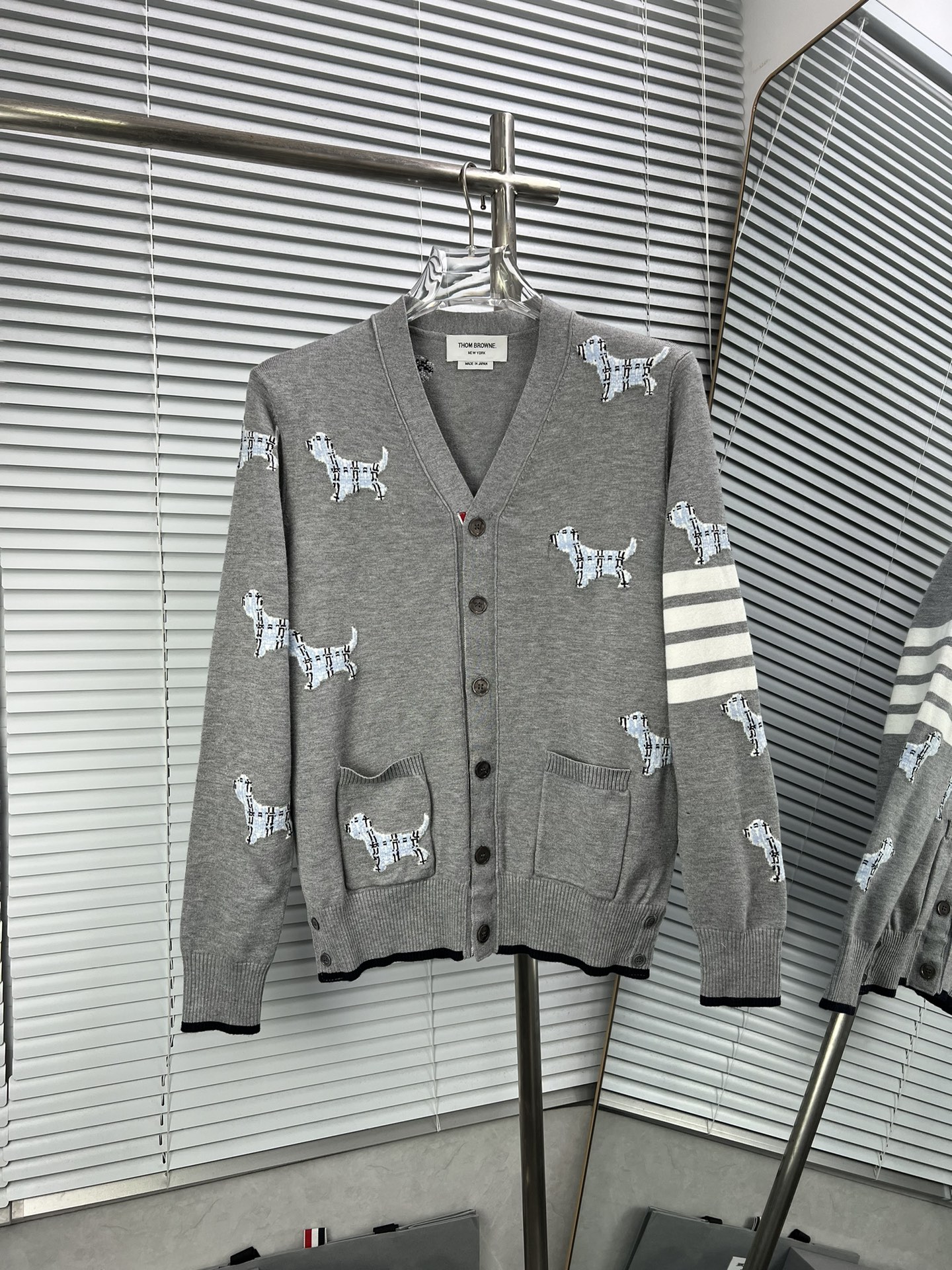 Thom Browne cárdigan de punto con perro intarsia y cuatro rayas, color: gris, azul marino, tallas: (1 2 3 4).…