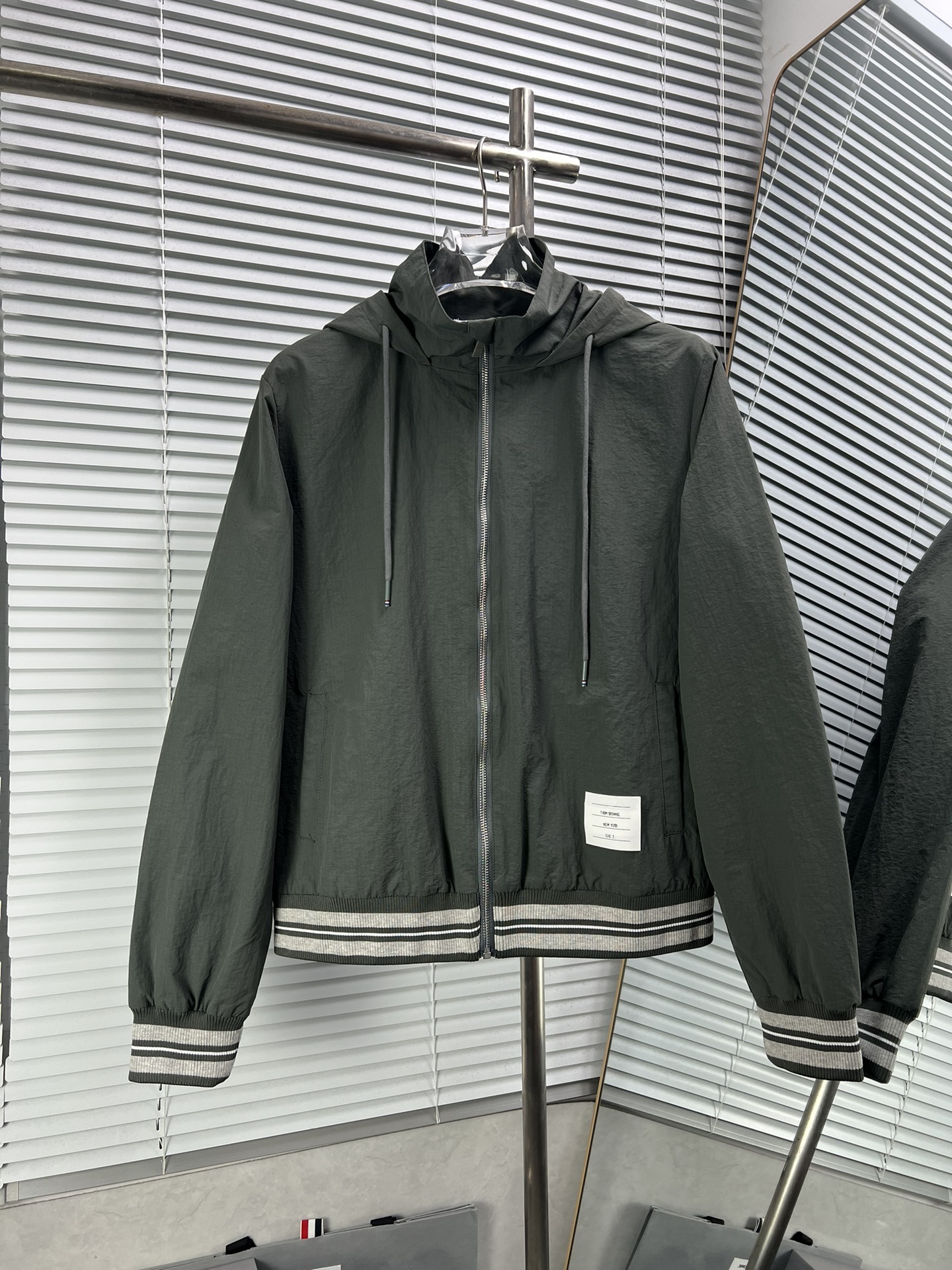 THOM BROWNE Nueva chaqueta tejida con capucha y ribetes de canalé, tejido personalizado, muy cómoda. Corte de…