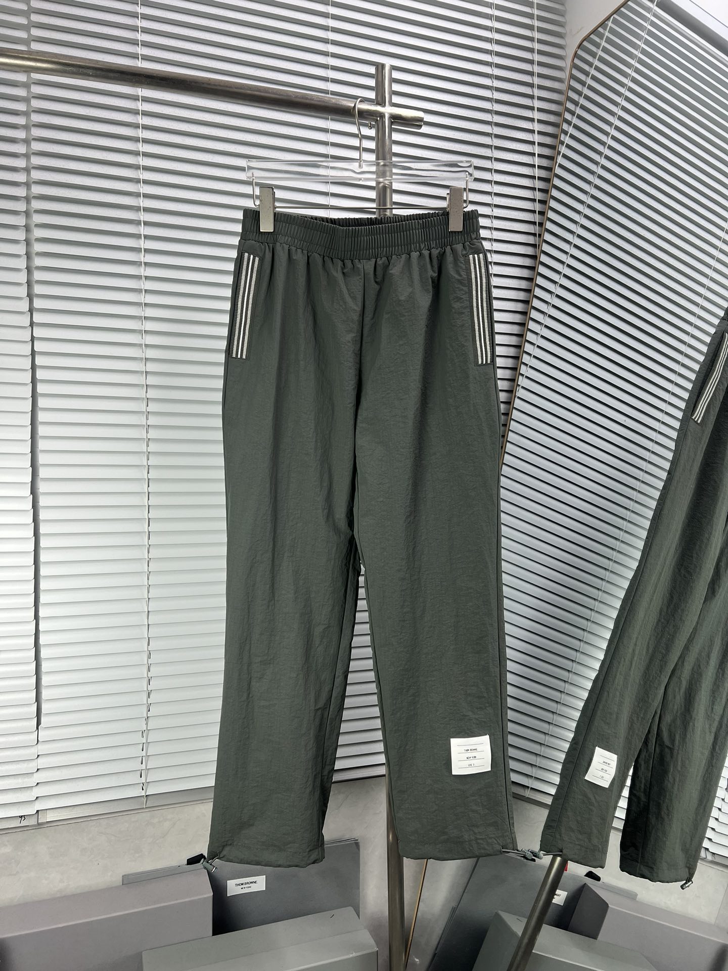 Pantalones nuevos de nailon con bolsillos y rayas de Thom Browne, tejido de nailon ligero, corte tridimension…
