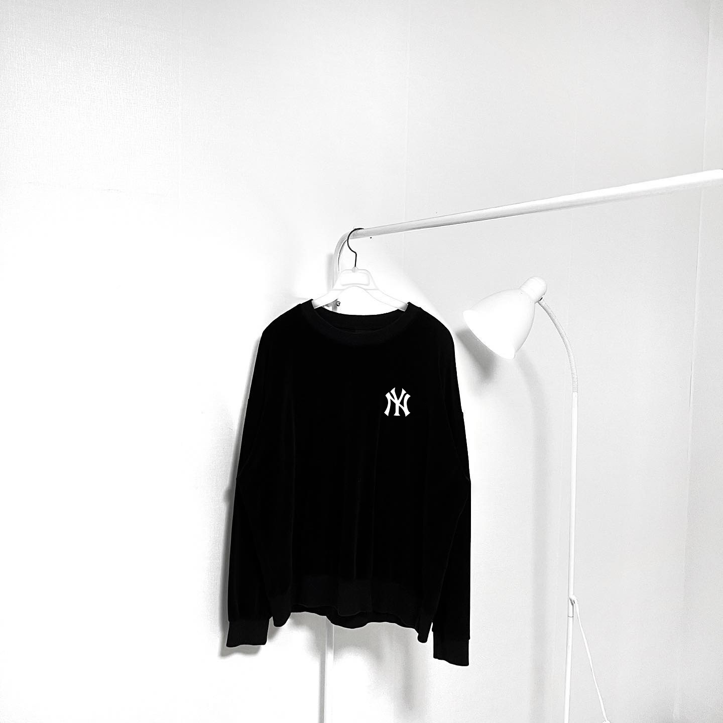 供货价:💰90 ♦️另有升级版本💰105
Mlb- ny 洋基队火烈鸟冬季加绒加厚圆领卫衣

【高端冬季加绒卫衣系列】
本款甄选530g银狐绒加厚面料 区别市场便宜货200g低廉单薄品质 软糯亲肤 超级保暖 不起球不褪色不变形 质量超级好，柔软的让你爱不释手，布料挺实，绝对厚实，打底单穿都是百搭，绝绝子百搭！

宽松版型，大厂做工，各个细节走线都做到了极致，完美。
全棉罗纹袖口和下摆，稳固贴合，冬季必备单品
细节到位！重工品质！真正品质好款


订制官网原版三标
品♦️另有升级版本到位 放心入手✅
            
Color：黑色/白色
Size：M/L/XL

                    胸围         肩宽       衣长
           M       120          60           70      
           L        125          62           72               
           XL      130         64           74  
              
           【注：手工测量 存在1～3 cm 误差】