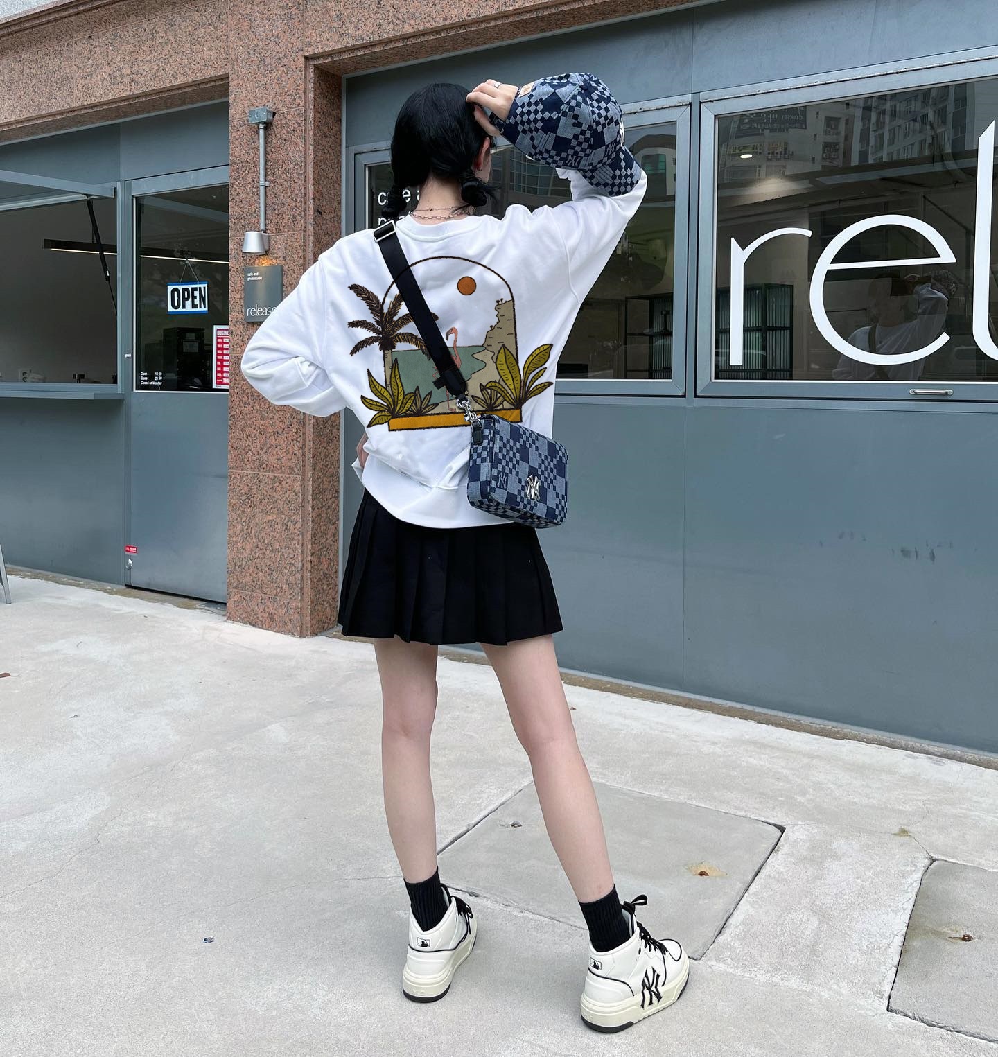 供货价:💰90 ♦️另有升级版本💰105
Mlb- ny 洋基队火烈鸟冬季加绒加厚圆领卫衣

【高端冬季加绒卫衣系列】
本款甄选530g银狐绒加厚面料 区别市场便宜货200g低廉单薄品质 软糯亲肤 超级保暖 不起球不褪色不变形 质量超级好，柔软的让你爱不释手，布料挺实，绝对厚实，打底单穿都是百搭，绝绝子百搭！

宽松版型，大厂做工，各个细节走线都做到了极致，完美。
全棉罗纹袖口和下摆，稳固贴合，冬季必备单品
细节到位！重工品质！真正品质好款


订制官网原版三标
品♦️另有升级版本到位 放心入手✅
            
Color：黑色/白色
Size：M/L/XL

                    胸围         肩宽       衣长
           M       120          60           70      
           L        125          62           72               
           XL      130         64           74  
              
           【注：手工测量 存在1～3 cm 误差】