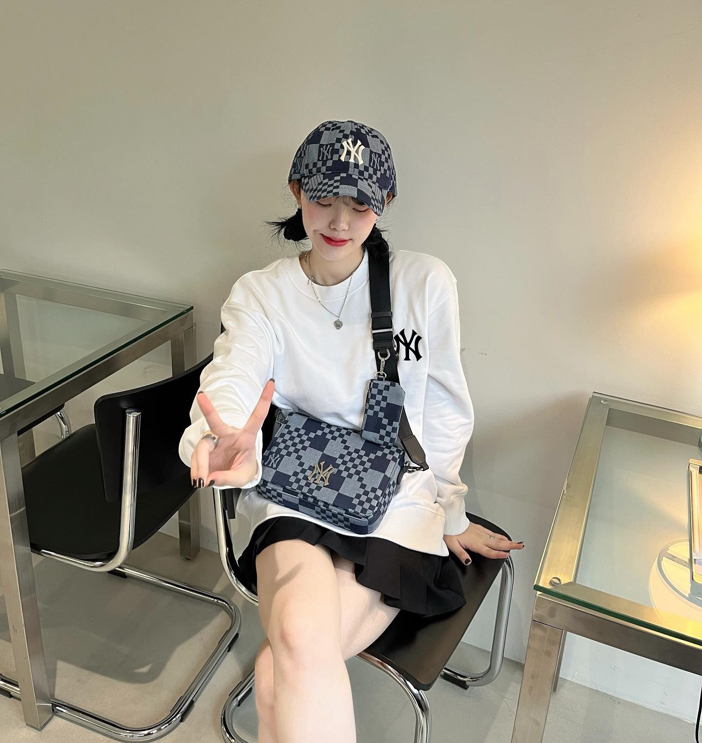 供货价:💰90 ♦️另有升级版本💰105
Mlb- ny 洋基队火烈鸟冬季加绒加厚圆领卫衣

【高端冬季加绒卫衣系列】
本款甄选530g银狐绒加厚面料 区别市场便宜货200g低廉单薄品质 软糯亲肤 超级保暖 不起球不褪色不变形 质量超级好，柔软的让你爱不释手，布料挺实，绝对厚实，打底单穿都是百搭，绝绝子百搭！

宽松版型，大厂做工，各个细节走线都做到了极致，完美。
全棉罗纹袖口和下摆，稳固贴合，冬季必备单品
细节到位！重工品质！真正品质好款


订制官网原版三标
品♦️另有升级版本到位 放心入手✅
            
Color：黑色/白色
Size：M/L/XL

                    胸围         肩宽       衣长
           M       120          60           70      
           L        125          62           72               
           XL      130         64           74  
              
           【注：手工测量 存在1～3 cm 误差】