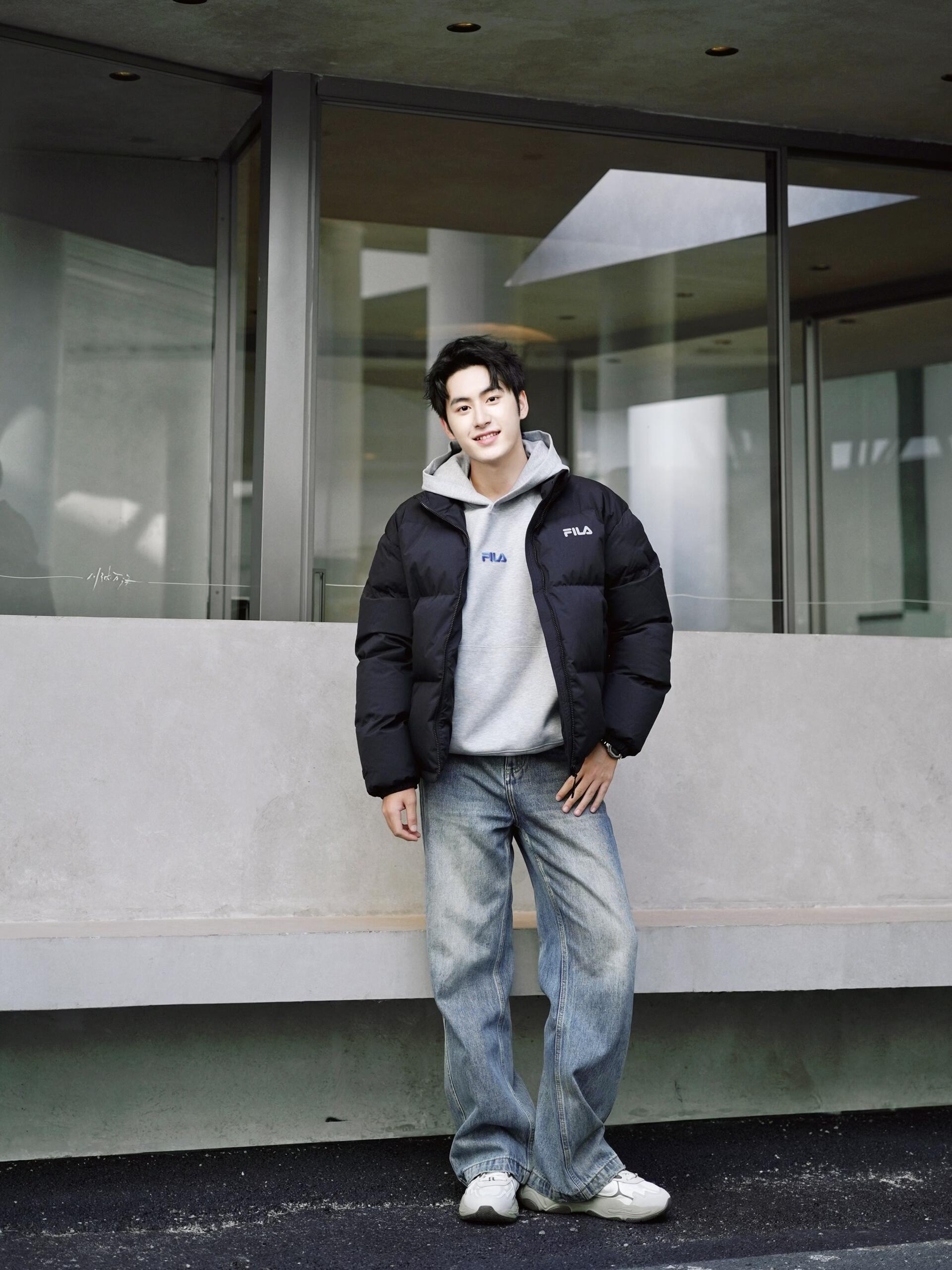 供货价:💰115 ♦️另有升级版本💰135
Fila 斐乐小标宽松羽绒棉衣棉服立领面包服

【高品质羽绒棉服系列】

面料采用柔软牛津 搭配750新疆羽绒棉高密度充绒 温暖舒适 宽松版型 提升运动灵活度
采用高端印花 原版定制领标吊牌 
一分钱一分货 比那种低价低端货厚两倍 可随意对比品质 手塞棉工艺 整件衣服厚实蓬松 保暖性强 单品可扛住零下30度寒冷天气 值得入手
                             
Color：黑色  
Size：M/L/XL

                    胸围         肩宽       衣长
           M       125           61          70      
           L        130          63          72               
           XL      135          65          74  
              
           【注：手工测量 存在1～3 cm 误差】