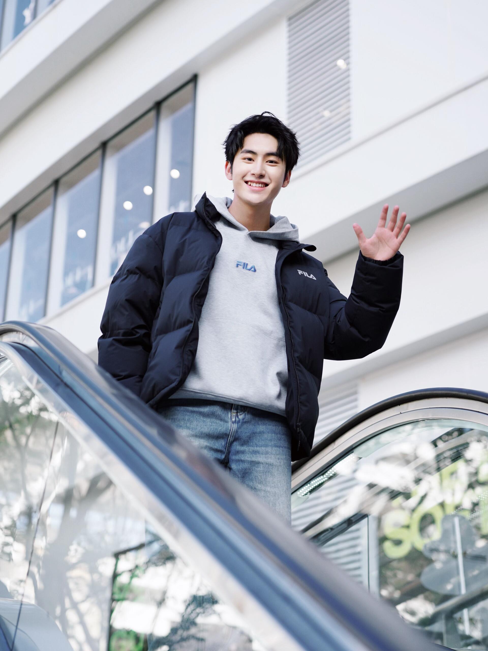 供货价:💰115 ♦️另有升级版本💰135
Fila 斐乐小标宽松羽绒棉衣棉服立领面包服

【高品质羽绒棉服系列】

面料采用柔软牛津 搭配750新疆羽绒棉高密度充绒 温暖舒适 宽松版型 提升运动灵活度
采用高端印花 原版定制领标吊牌 
一分钱一分货 比那种低价低端货厚两倍 可随意对比品质 手塞棉工艺 整件衣服厚实蓬松 保暖性强 单品可扛住零下30度寒冷天气 值得入手
                             
Color：黑色  
Size：M/L/XL

                    胸围         肩宽       衣长
           M       125           61          70      
           L        130          63          72               
           XL      135          65          74  
              
           【注：手工测量 存在1～3 cm 误差】