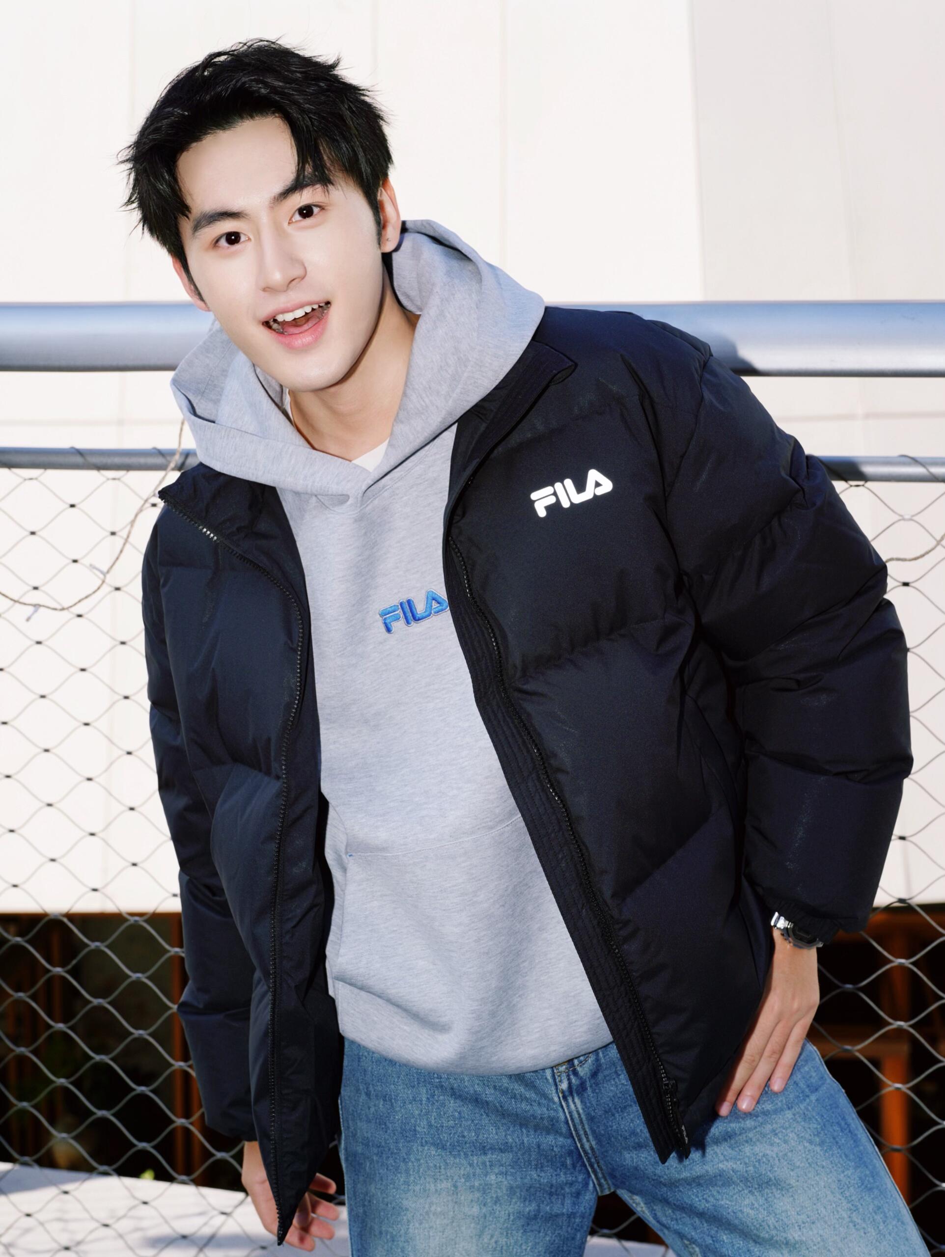 供货价:💰115 ♦️另有升级版本💰135
Fila 斐乐小标宽松羽绒棉衣棉服立领面包服

【高品质羽绒棉服系列】

面料采用柔软牛津 搭配750新疆羽绒棉高密度充绒 温暖舒适 宽松版型 提升运动灵活度
采用高端印花 原版定制领标吊牌 
一分钱一分货 比那种低价低端货厚两倍 可随意对比品质 手塞棉工艺 整件衣服厚实蓬松 保暖性强 单品可扛住零下30度寒冷天气 值得入手
                             
Color：黑色  
Size：M/L/XL

                    胸围         肩宽       衣长
           M       125           61          70      
           L        130          63          72               
           XL      135          65          74  
              
           【注：手工测量 存在1～3 cm 误差】