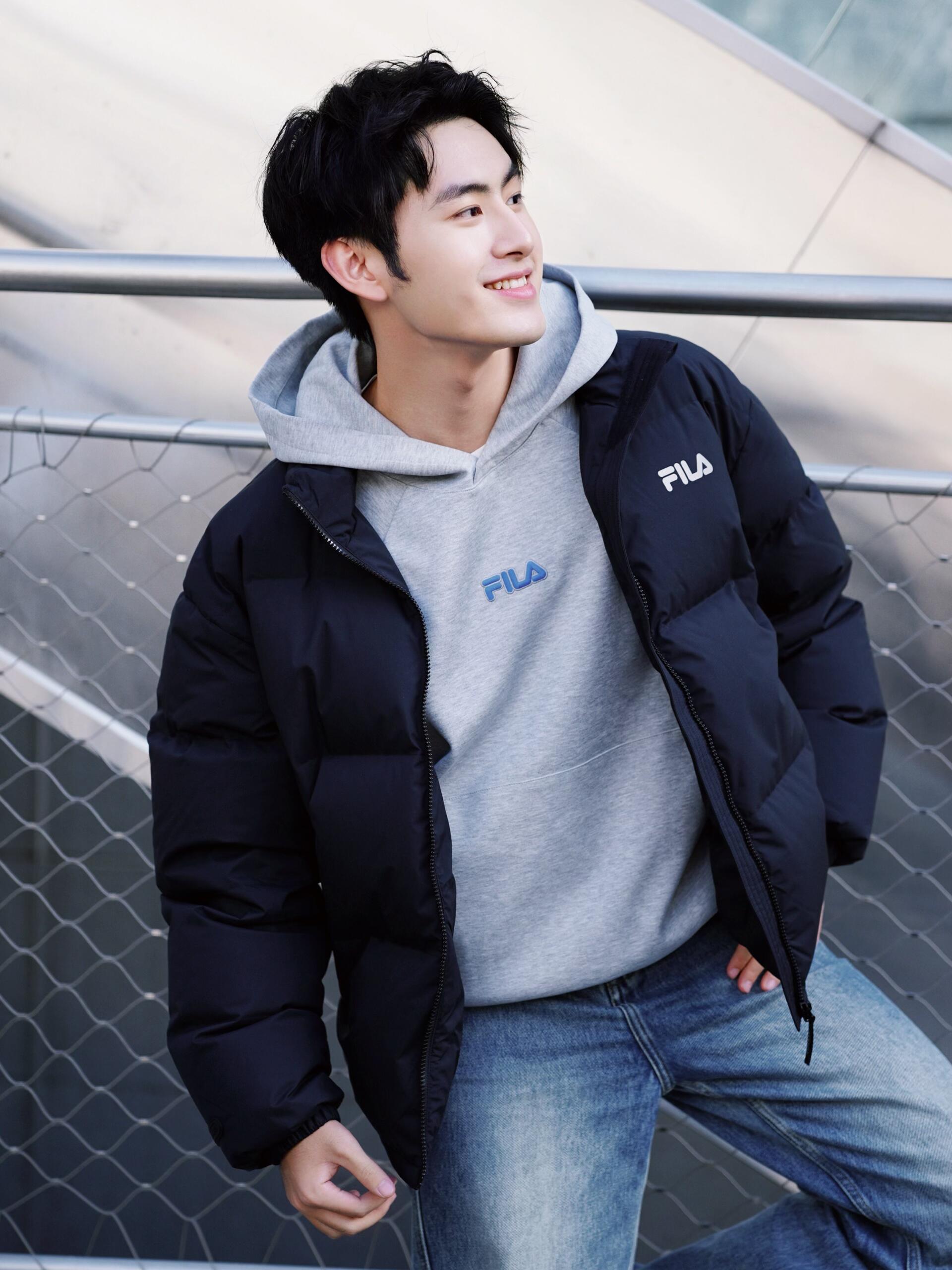 供货价:💰115 ♦️另有升级版本💰135
Fila 斐乐小标宽松羽绒棉衣棉服立领面包服

【高品质羽绒棉服系列】

面料采用柔软牛津 搭配750新疆羽绒棉高密度充绒 温暖舒适 宽松版型 提升运动灵活度
采用高端印花 原版定制领标吊牌 
一分钱一分货 比那种低价低端货厚两倍 可随意对比品质 手塞棉工艺 整件衣服厚实蓬松 保暖性强 单品可扛住零下30度寒冷天气 值得入手
                             
Color：黑色  
Size：M/L/XL

                    胸围         肩宽       衣长
           M       125           61          70      
           L        130          63          72               
           XL      135          65          74  
              
           【注：手工测量 存在1～3 cm 误差】