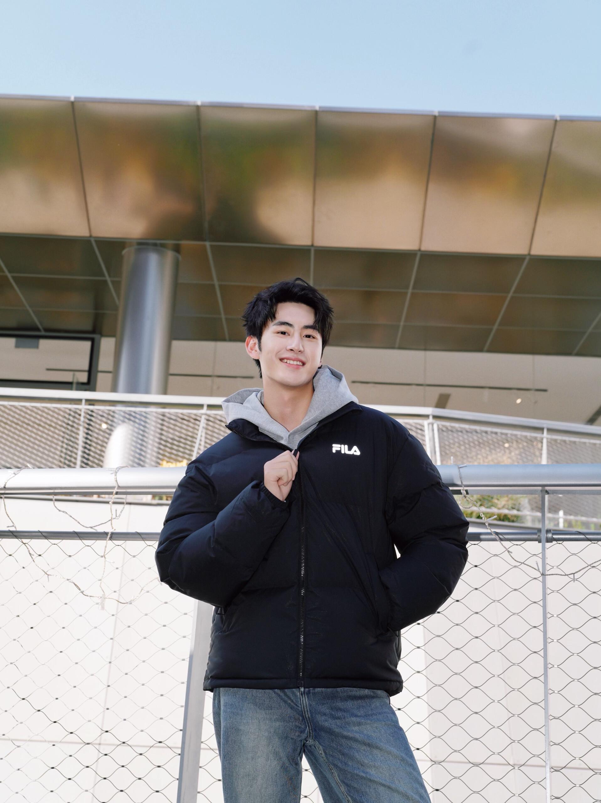 供货价:💰115 ♦️另有升级版本💰135
Fila 斐乐小标宽松羽绒棉衣棉服立领面包服

【高品质羽绒棉服系列】

面料采用柔软牛津 搭配750新疆羽绒棉高密度充绒 温暖舒适 宽松版型 提升运动灵活度
采用高端印花 原版定制领标吊牌 
一分钱一分货 比那种低价低端货厚两倍 可随意对比品质 手塞棉工艺 整件衣服厚实蓬松 保暖性强 单品可扛住零下30度寒冷天气 值得入手
                             
Color：黑色  
Size：M/L/XL

                    胸围         肩宽       衣长
           M       125           61          70      
           L        130          63          72               
           XL      135          65          74  
              
           【注：手工测量 存在1～3 cm 误差】