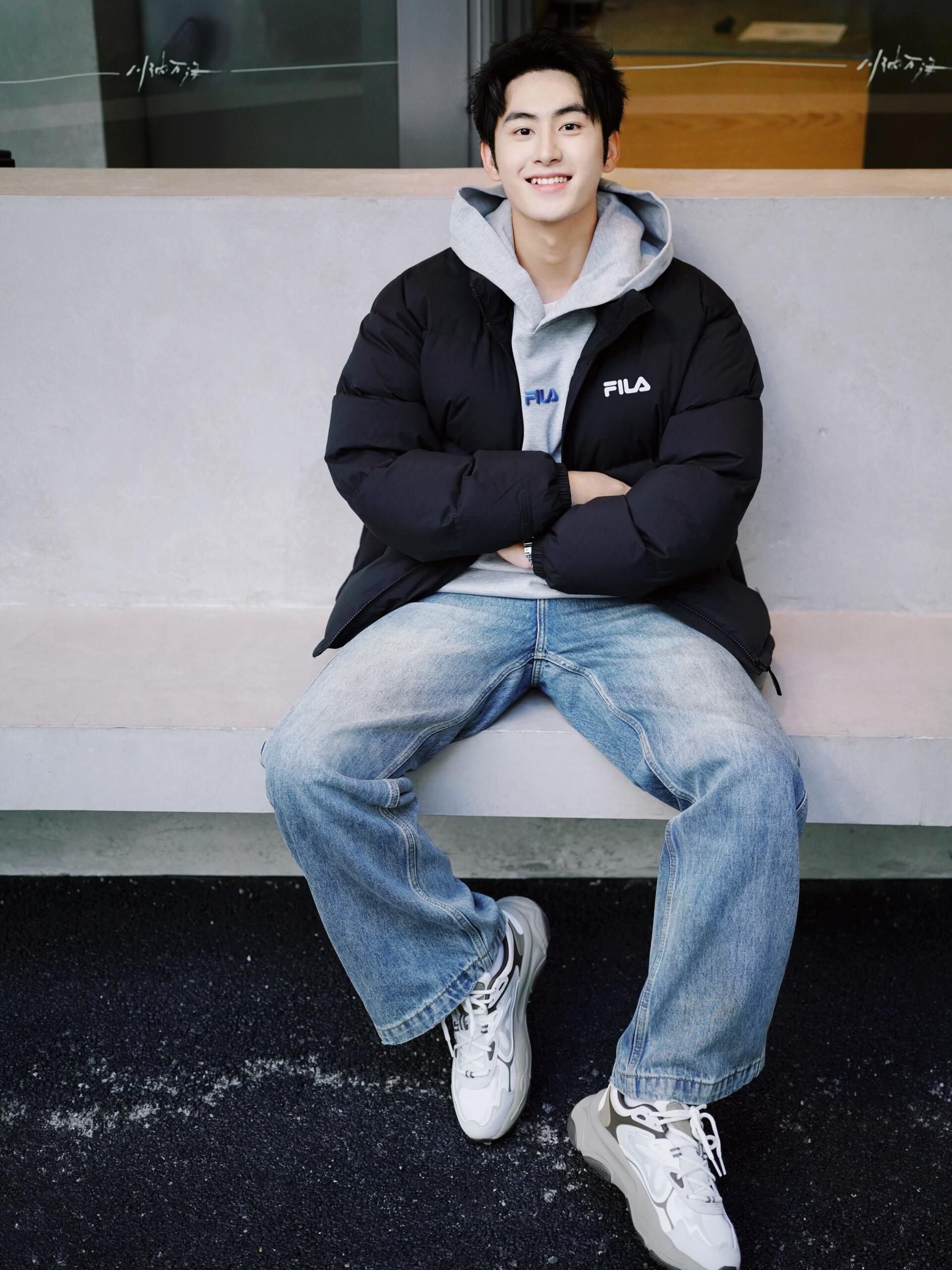 供货价:💰115 ♦️另有升级版本💰135
Fila 斐乐小标宽松羽绒棉衣棉服立领面包服

【高品质羽绒棉服系列】

面料采用柔软牛津 搭配750新疆羽绒棉高密度充绒 温暖舒适 宽松版型 提升运动灵活度
采用高端印花 原版定制领标吊牌 
一分钱一分货 比那种低价低端货厚两倍 可随意对比品质 手塞棉工艺 整件衣服厚实蓬松 保暖性强 单品可扛住零下30度寒冷天气 值得入手
                             
Color：黑色  
Size：M/L/XL

                    胸围         肩宽       衣长
           M       125           61          70      
           L        130          63          72               
           XL      135          65          74  
              
           【注：手工测量 存在1～3 cm 误差】