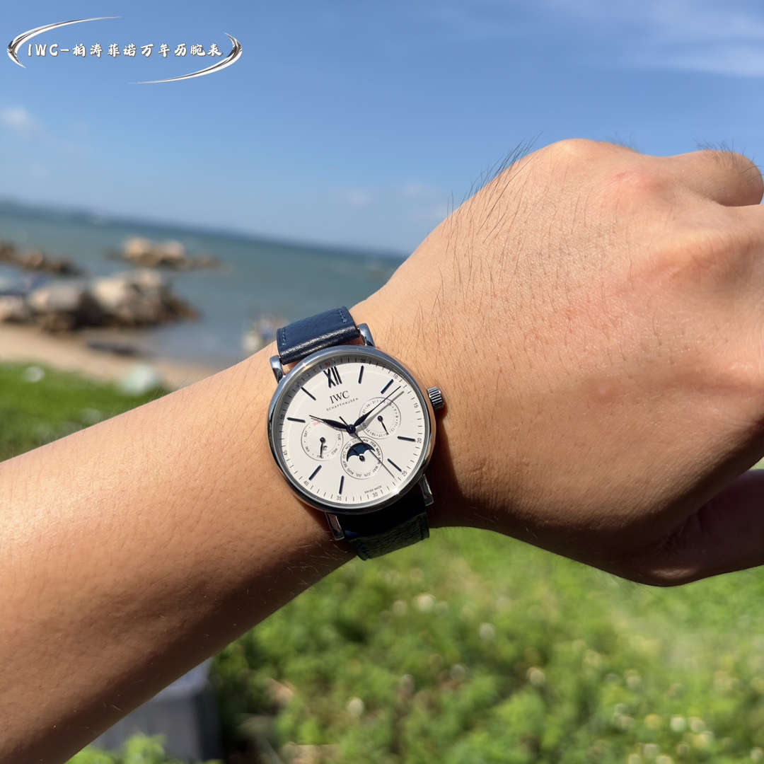 NO:393855,White shell, rose gold. The peak appearance and passionate interpretation of the most dazzling star under IWC, a moment of life, taste the IWC IWC Botao Fino perpetual calendar watch!  1【Movement】Use a 3836-2 self-made movement. Its movement runs stably and the moon is 1:1 to restore the authenticity. Under the light, the stars and sun in the moon phase are bright and shiny, with accurate movement and almost zero rework!  2【Case】authentic mold opening, perfect restoration of 1:1!  The watch is 40mm in size, and the entire case adopts the exclusive CNC fine grinding process, which is exactly the same as the original process!  3 [Dial] The dial has 12 scales and details, 1:1 restores the silver-plated dial, and 9-digits restores the leap year design, using double-sided anti-reflective arch-shaped coating mirror to make the overall dial better texture!  4【Watch strap buckle】This style is customized and imported calfskin, with good texture and comfortable to wear!  The buckle uses original pin buckle and is engraved with the classic 'IWC' logo, which further shows the luxurious temperament of this watch!  5IWC's most dazzling transparent watch. It is suitable for all kinds of business occasions, simple, refined and elegant!  Welcome all watch friends to appreciate the excellent products and continuous high-quality products, iwc, cowhide19860909白壳,玫瑰金. 颜值巅峰 倾情演绎 IWC旗下最耀眼的明星,万年一瞬,品鉴IWC万国柏涛菲诺万年历腕表！ 1【机芯】采用3836-2型自制机芯,其机芯运转稳定,月相处更是1:1还原正品,在光线下月相中的星星太阳更是明亮发光,走时精准,几乎零返修！ 2【表壳】正品开模,1:1完美还原！腕表尺寸40mm,整个表壳采用独家研发的CNC精磨工艺,与原装工艺效果如出一辙！ 3【表盘】表盘12刻度细节精益求精,1:1还原镀银表盘,9位更是1:1还原闰年设计,采用双面防反光拱形镀膜镜面,使其整体表盘质感更佳！ 4【表带表扣】该款式定制进口的小牛皮,质感佳,佩戴舒适！表扣采用原装针扣,刻有“IWC”经典标志,更显示出这款腕表的华贵气质！ 5IWC旗下最耀眼的透底腕表.适合各种商务场合,简敛精致不失优雅！欢迎各路表友品鉴 卓越出品 精品不断,,iwc,cowhide,Watch