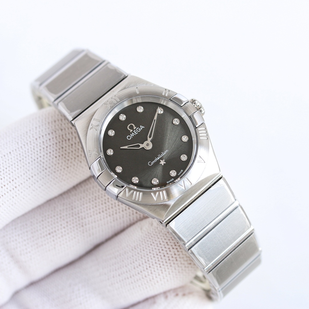 NO:394019,Produced by TW, Omega Constellation Series 28mm Swiss Quartz Watch 1. Half-moon-shaped section, the adjusted gripper details are slimmer. The case and grippers are polished and grippers are blended more naturally after being polished, grippers and chamfered. The case handle tube adopts a hexagon screw-in gripper, which has better waterproof performance!  2. The Roman scale method of the ring mouth and the restoration of the bottom cover observatory are comparable to the original version 3. The color of the dial has been adjusted by the engineer, making it look more advanced and the style is more youthful and fashionable 4. The bracelet adopts polished craftsmanship, shining, with a comfortable adjustment function, and a fine-tuned butterfly buckle, which can be fine-tuned to the length and short to ensure comfort and convenience of wearing. 5. Equipped with the original imported Swiss movement, it is firm, stable and trouble-free, bringing customers a perfect and accurate experience. The style is gentle and charming, and the workmanship is delicate and delicate. The most beautiful constellation, the first choice for women!  , omega19860909TW出品,欧米茄星座系列 28mm瑞士石英腕表 1.半月形切面,经过调整的抓爪细节更为纤细,表壳和抓爪经过抛光打磨和倒角处理后,融合得更加自然,表壳把管采用内六角旋入式把管,防水性能更佳！ 2.圈口罗马刻度做法及底盖天文台的还原度媲美原版 3.表盘颜色经过工程师调配的颜色,显得更加高级,风格更显年轻时尚 4.表链采用了抛光的工艺,闪耀夺目,设有舒适调节功能,搭配微调蝴蝶表扣,可微调长短,确保佩戴的舒适与便利. 5.搭载原装进口瑞士机芯,坚挺稳定无故障,给客户带来精准可靠的完美体验. 款式温婉动人,做工细腻入微 最美星座,女士首选！,,omega,Watch