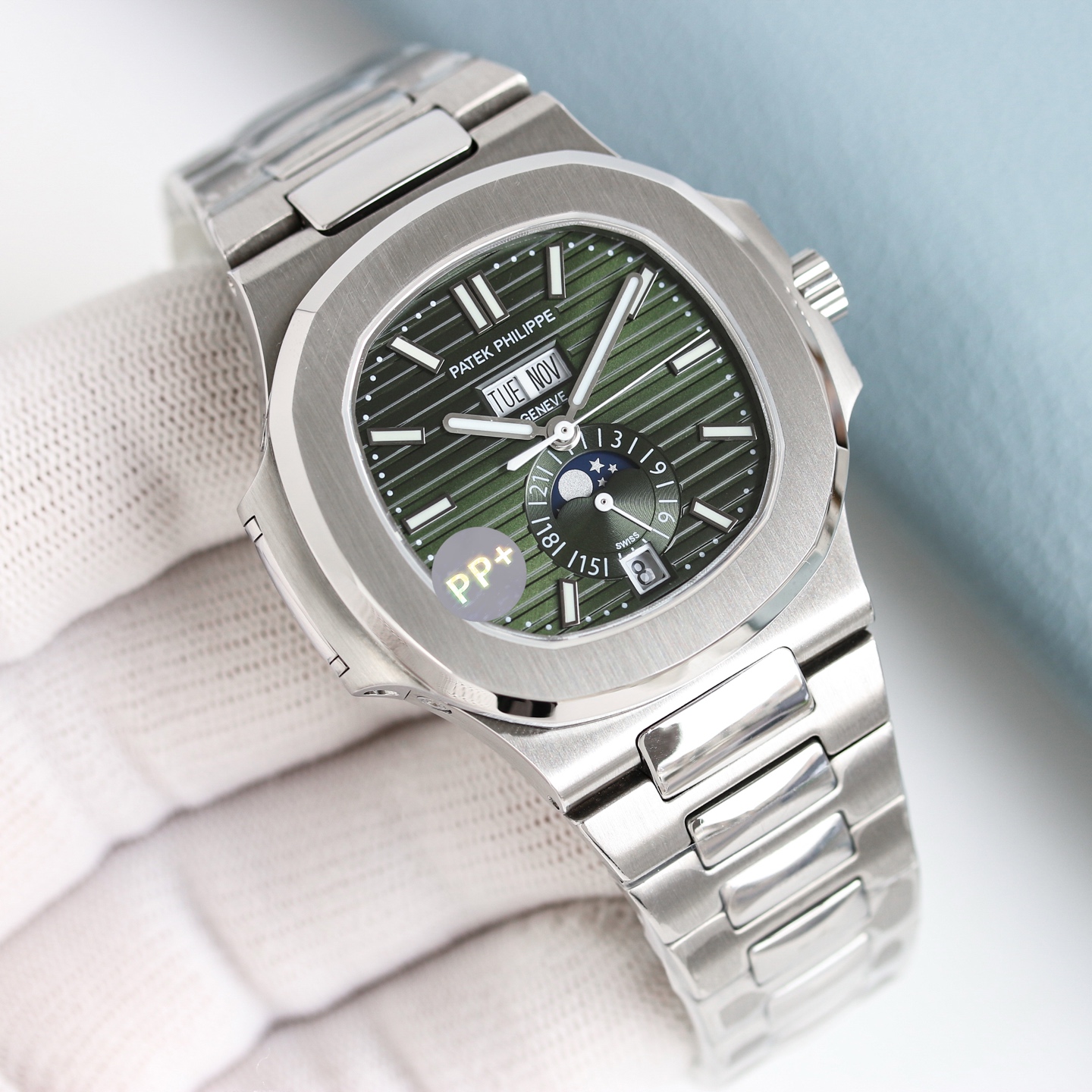 NO:821497,Produced by PP+ PPFactory One watch with three straps, the first choice for cost performance Patek Philippe PP Nautilus series Ref.5726 Nautilus series perpetual calendar watch All-in-one true moon phase Nautilus series UN6 has a consistently designed rotating window-shaped case. The authentic craftsmanship is consistent with the forging decoration and polishing process to create a sharp contrast. Every detail of the authentic product is restored at 1:1.  The dial is deep and decorated with horizontal horizontal stripes and embossed patterns. The color spreads from the center to the surroundings. The dual windows for the day and month and the date window are highly recognizable with black characters on a white background. The 24-hour display panel with moon phase is very elegant. The overall feeling is unique and elegant. It is one of the most beautiful Nautilus. Equipped with 324S QA LU  24H/303 automatic integrated mechanical movement, 21K large gold rotor makes winding more efficient, the fish scale pattern under the ruby ​​bearing Geneva pattern is extremely exquisite. For the best luxury gift recommendation, please look for the exclusive quality of PP, patek philippe19860909PP+出品  PPFactory 一表三带戴,性价比首选 百达翡丽 PP 鹦鹉螺系列 Ref.5726Nautilus系列万年历腕表 一体机 真月相 鹦鹉螺全系列UN6一贯设计的旋窗造型表壳,正品工艺一致的采用锻纹修饰和抛光工艺处理构成鲜明对比,1:1还原了正品每个细节. 盘面深邃并装饰有水平横纹浮雕图案颜色从中央向四周扩散,星期月份双视窗和日期窗黑字白底辨识度高,24小时显示盘附带月相十分高雅,整体给人的感觉是独特又优雅,是最美的鹦鹉螺之一. 搭载324S QA LU 24H/303自动一体机械机芯,21K的大金陀让上链效率更高,红宝石轴承日内瓦纹下方的鱼鳞纹精致无比 送礼最佳奢华推荐请认准PP独家品质,,patek philippe,Watch