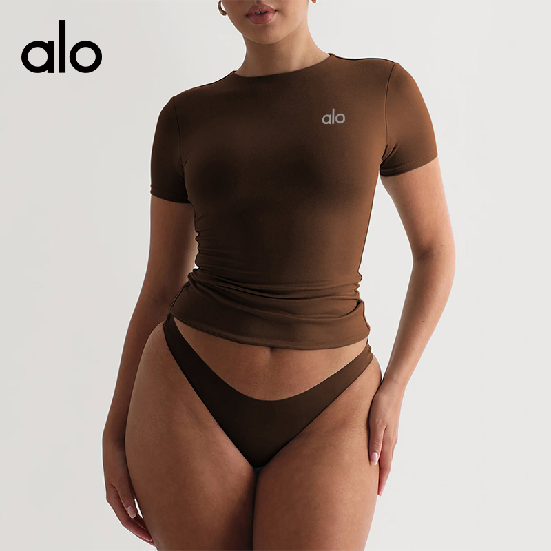 ALO YOGA💰63💎支持一件代发
aloyoga短袖简约圆领短袖T恤修身性感运动健身上衣
【品牌】ALO 
【款号】E24T0174
【面料】锦纶/氨纶
【颜色】大白色，黑色，咖啡色，杏色
【尺码】S，M，L

 专柜同款品质，厂家直销，货源充足，售后保障