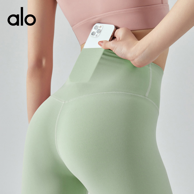 ALO YOGA💰78💎支持一件代发
aloyoga裸感无痕高腰提臀后腰口袋运动健身瑜伽短裤
【品牌】ALO 
【款号】DSS424
【面料】锦纶/氨纶
【颜色】板栗色，海军蓝，黑色，卡其色，可可色，绿豆沙，石墨灰，粘土粉
【尺码】S，M，L，XL
 专柜同款品质，厂家直销，货源充足，售后保障