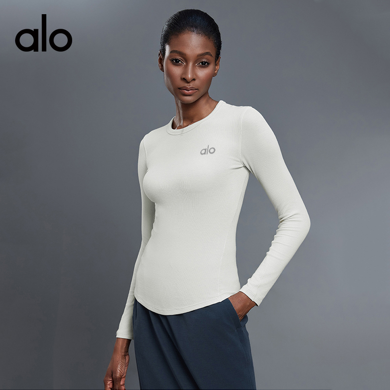 ALO YOGA💰78💎支持一件代发
aloyoga 长袖t恤女士裸感透气内搭打底衫健身运动上衣
【品牌】ALO 
【款号】D25145
【面料】莫代尔/氨纶
【颜色】骨白，黑色，蒸馏咖啡，麻花灰
【尺码】4，6，8，10，12
 专柜同款品质，厂家直销，货源充足，售后保障
