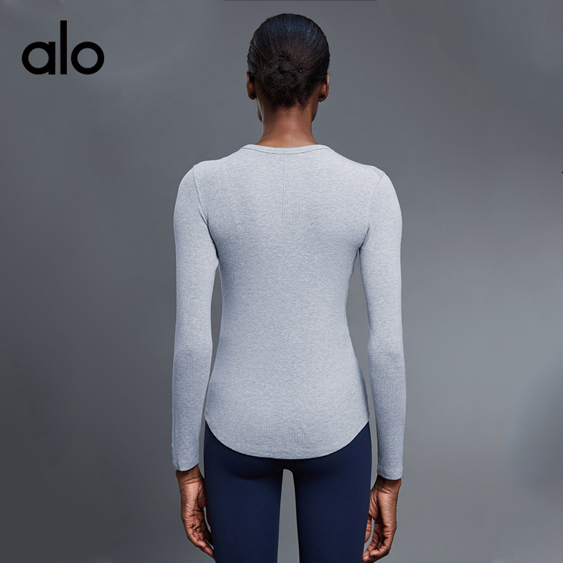 ALO YOGA💰78💎支持一件代发
aloyoga 长袖t恤女士裸感透气内搭打底衫健身运动上衣
【品牌】ALO 
【款号】D25145
【面料】莫代尔/氨纶
【颜色】骨白，黑色，蒸馏咖啡，麻花灰
【尺码】4，6，8，10，12
 专柜同款品质，厂家直销，货源充足，售后保障