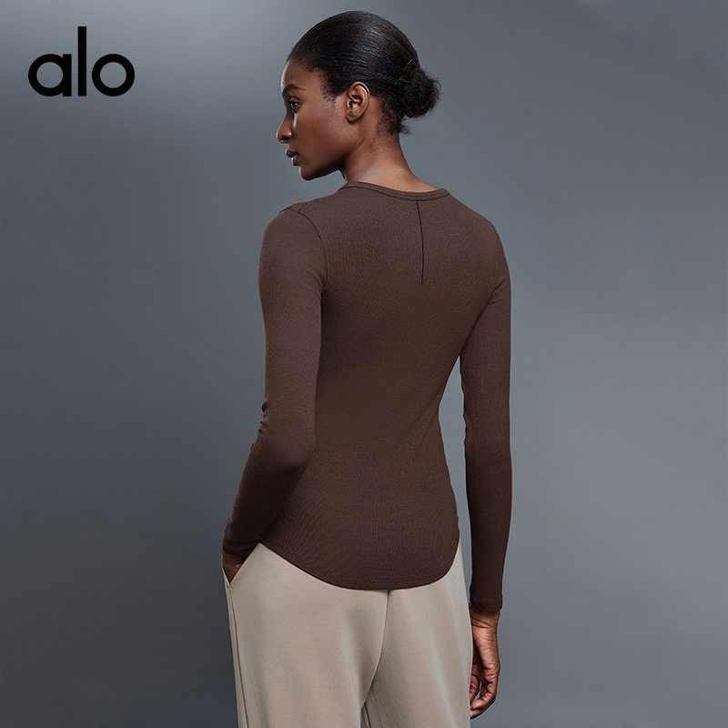 ALO YOGA💰78💎支持一件代发
aloyoga 长袖t恤女士裸感透气内搭打底衫健身运动上衣
【品牌】ALO 
【款号】D25145
【面料】莫代尔/氨纶
【颜色】骨白，黑色，蒸馏咖啡，麻花灰
【尺码】4，6，8，10，12
 专柜同款品质，厂家直销，货源充足，售后保障