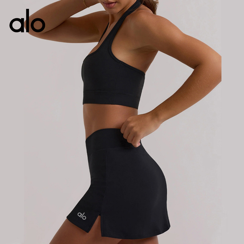 ALO YOGA💰143💎支持一件代发
aloyoga 裸感高弹力网球短裙健身房普拉提瑜伽内衣套装
【品牌】ALO 
【款号】TZ3074
【面料】锦纶/氨纶
【颜色】暗夜黑，贝壳粉，克莱因蓝，罗蓝绿，钻石白
【尺码】S，M，L，XL
 专柜同款品质，厂家直销，货源充足，售后保障