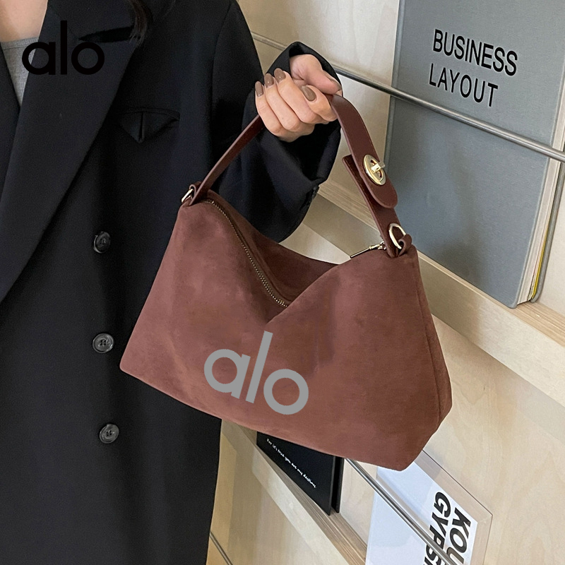 ALO YOGA💰78💎支持一件代发
aloyoga 复古磨砂手提包小众腋下包百搭麂皮绒单肩斜挎包
【品牌】ALO 
【款号】STB2390
【面料】PU
【颜色】黑色，棕色，咖啡色
【尺码】均码
 专柜同款品质，厂家直销，货源充足，售后保障