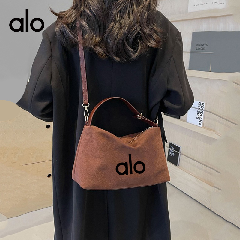 ALO YOGA💰78💎支持一件代发
aloyoga 复古磨砂手提包小众腋下包百搭麂皮绒单肩斜挎包
【品牌】ALO 
【款号】STB2390
【面料】PU
【颜色】黑色，棕色，咖啡色
【尺码】均码
 专柜同款品质，厂家直销，货源充足，售后保障