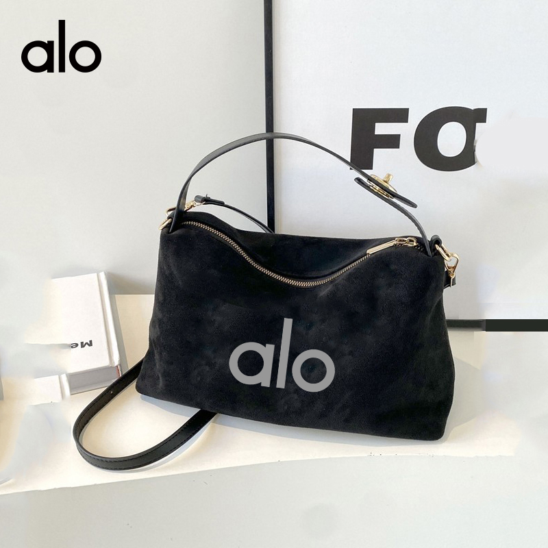 ALO YOGA💰78💎支持一件代发
aloyoga 复古磨砂手提包小众腋下包百搭麂皮绒单肩斜挎包
【品牌】ALO 
【款号】STB2390
【面料】PU
【颜色】黑色，棕色，咖啡色
【尺码】均码
 专柜同款品质，厂家直销，货源充足，售后保障