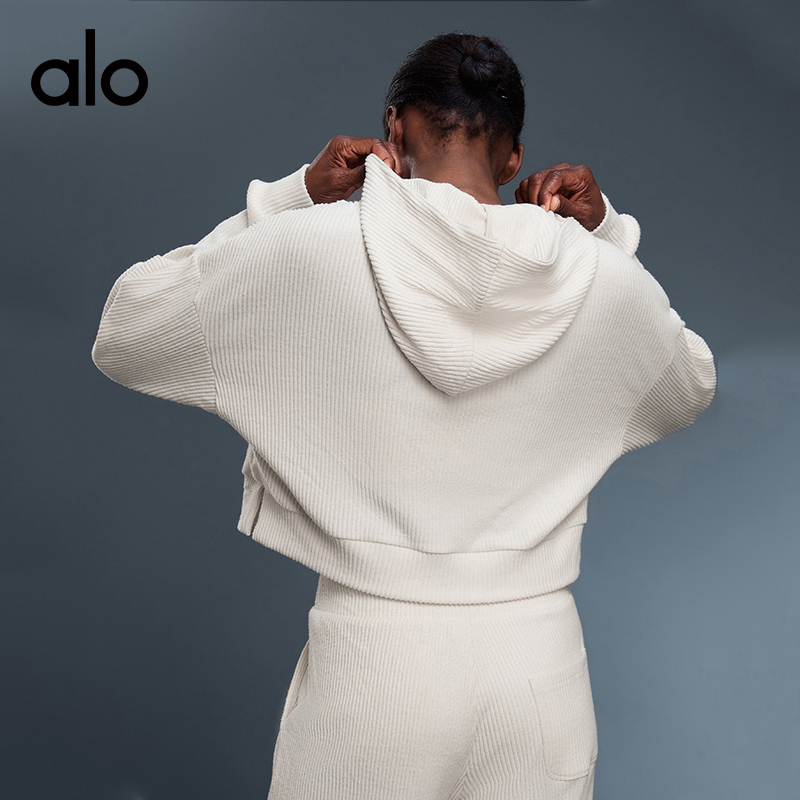 ALO YOGA💰98💎支持一件代发
aloyoga 短款连帽卫衣女秋季宽松显瘦运动休闲上衣
【品牌】ALO 
【款号】D25162
【面料】棉/涤纶/氨纶
【颜色】象牙白，冰河灰
【尺码】4，6，8，10，12
 专柜同款品质，厂家直销，货源充足，售后保障