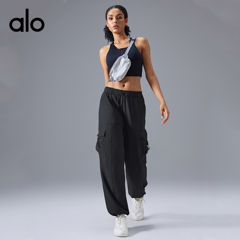 ALO YOGA💰118💎支持一件代发
aloyoga 休闲裤脚带抽绳两穿跑步健身裤宽松运动工装裤
【品牌】ALO 
【款号】D25089
【面料】尼龙
【颜色】白蛋白，深灰色，黑色
【尺码】4，6，8，10，12
 专柜同款品质，厂家直销，货源充足，售后保障